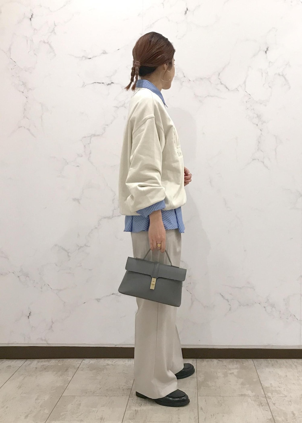 「スウェットコーデ、プレッピー、初春コーデ、春コーデ、デートコーデ、お出かけコーデ、旅行コーデ、女子会コーデ、大人カジュアル、パンツスタイル、体型カバー、カジュアルコーデ、VIS、ウェーブ、イエベ秋」｜「VISの【新色追加】ひねり金具ワンハンドルミニショルダーバッグ【2WAY（ショルダーバッグ、グレー系）」を使った、はっちゃんさん（レディース・159cm）の春コーディネートの4枚目の写真