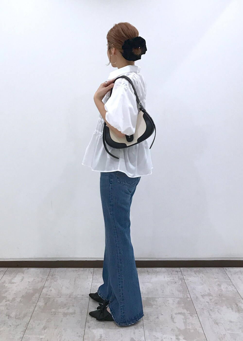 「アンサンブル、VIS、ウェーブ、ブルべ冬、低身長、トップス、シャツ/ブラウス、パンツ、デニムパンツ、ヘアアクセサリー、シュシュ、BVH54050、BVK54010、BVS74500、BVZ44100」｜「CIMARRONの【CIMARRON】VIS別注フレアデニム（デニムパンツ、ブルー系）」を使った、はっちゃんさん（レディース・159cm）の夏コーディネートの2枚目の写真