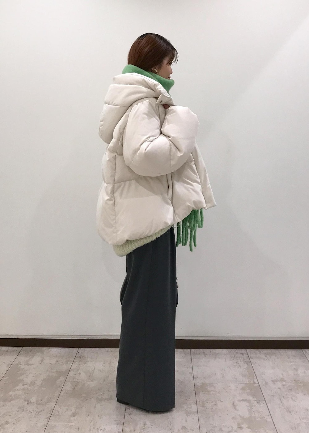 「忘年会、年末年始、ニット、ストール、ダウンジャケット、ワイドパンツ、ワンハンドルバッグ、グリーン、ブラック、ホワイト、グレー、初冬コーデ、冬コーデ、お仕事コーデ、デートコーデ」｜「VISの【リサイクルポリ】ふわふわ太フリンジマフラー（マフラー、グリーン系）」を使った、はっちゃんさん（レディース・159cm）の冬コーディネートの4枚目の写真
