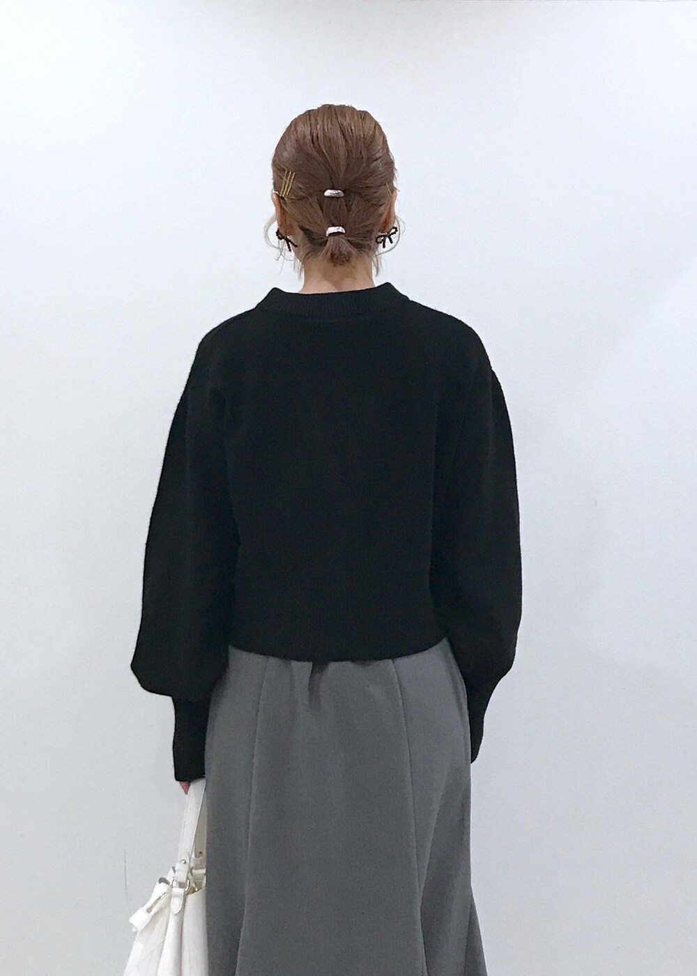 「ブラック、グレー、ホワイト、ショートブーツ、ヒール、ニット、マーメイドスカート、ハートバッグ、ワンハンドル、ピアス、リボン、ハート、ブルべ冬、ハンドバッグ、24バッグ_pickup」｜「VISの【ご好評につき追加生産】【2WAY】ハートカットバッグ（ショルダーバッグ、ホワイト系）」を使った、はっちゃんさん（レディース・159cm）の秋コーディネートの8枚目の写真