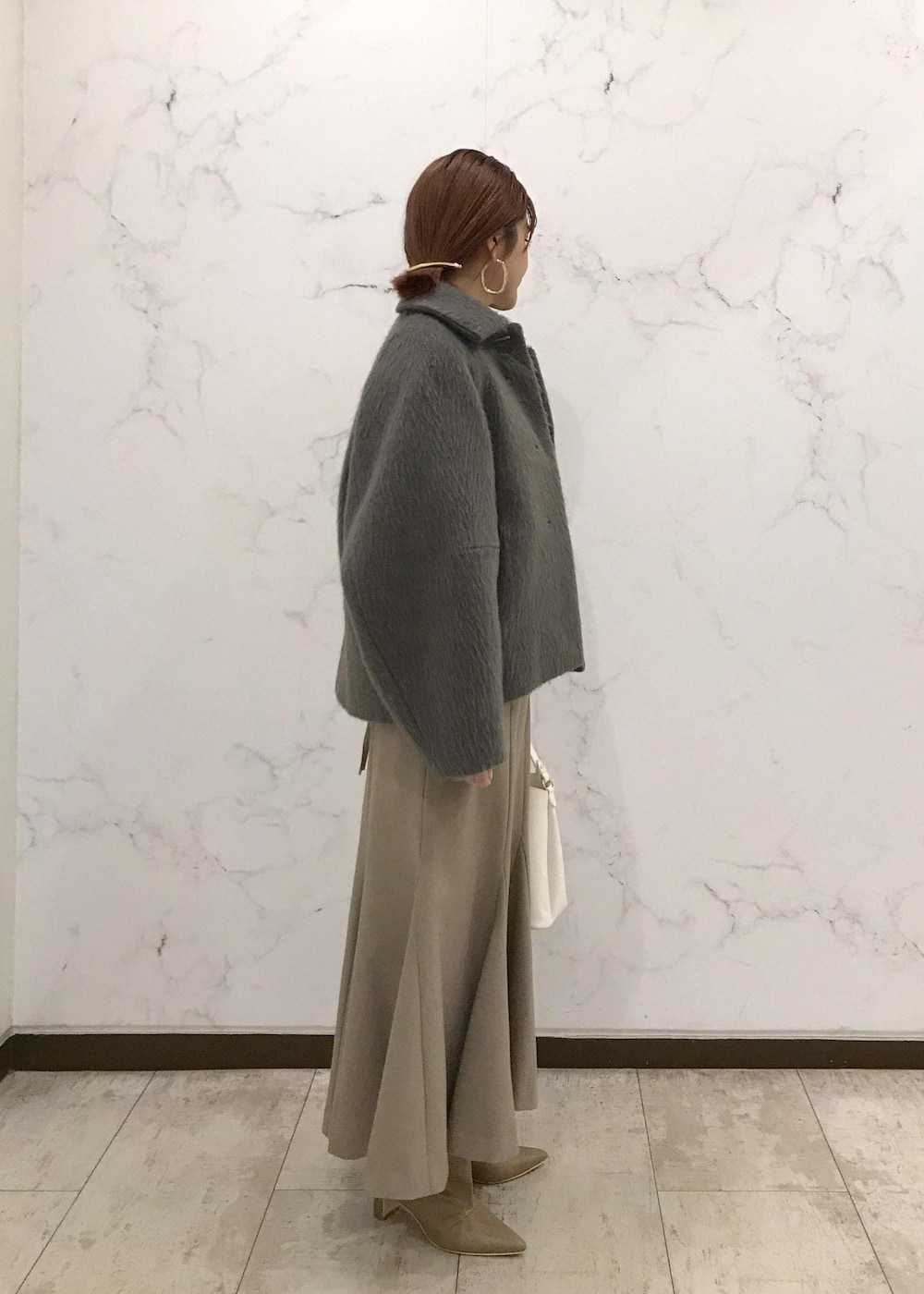 「きれいめカジュアル、マーメイドスカート、タートルネック、レイヤードスタイル、ショートコート、ベージュ、チャコール、ボーダー、ホワイト、バッグチャーム、秋コーデ、初冬コーデ、冬コーデ、お仕事コーデ、授業参観日コーデ」｜「VISの【ご好評につき追加生産】【2WAY】ハートカットバッグ（ショルダーバッグ、ホワイト系）」を使った、はっちゃんさん（レディース・159cm）の冬コーディネートの4枚目の写真