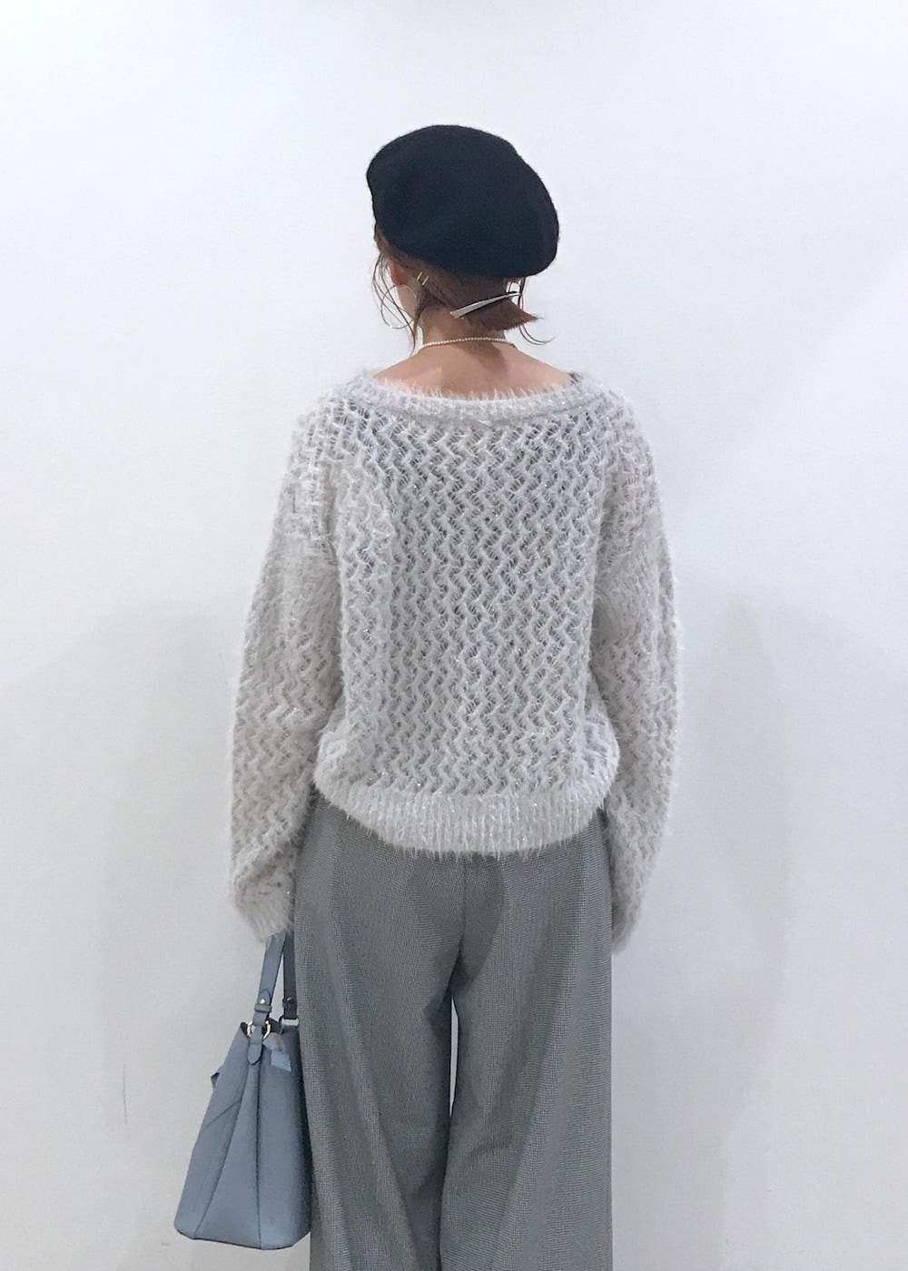 「ニット、ワイドパンツ、ベレー帽、ハートバッグ、ショートブーツ、ハイウエスト、グレー、ライトグレー、ブラック、サックス、初秋コーデ、秋コーデ、初冬コーデ、冬コーデ、お仕事コーデ」｜「VISのベーシックウールベレー帽（ハンチング/ベレー帽、ブラック系）」を使った、はっちゃんさん（レディース・159cm）の秋コーディネートの7枚目の写真