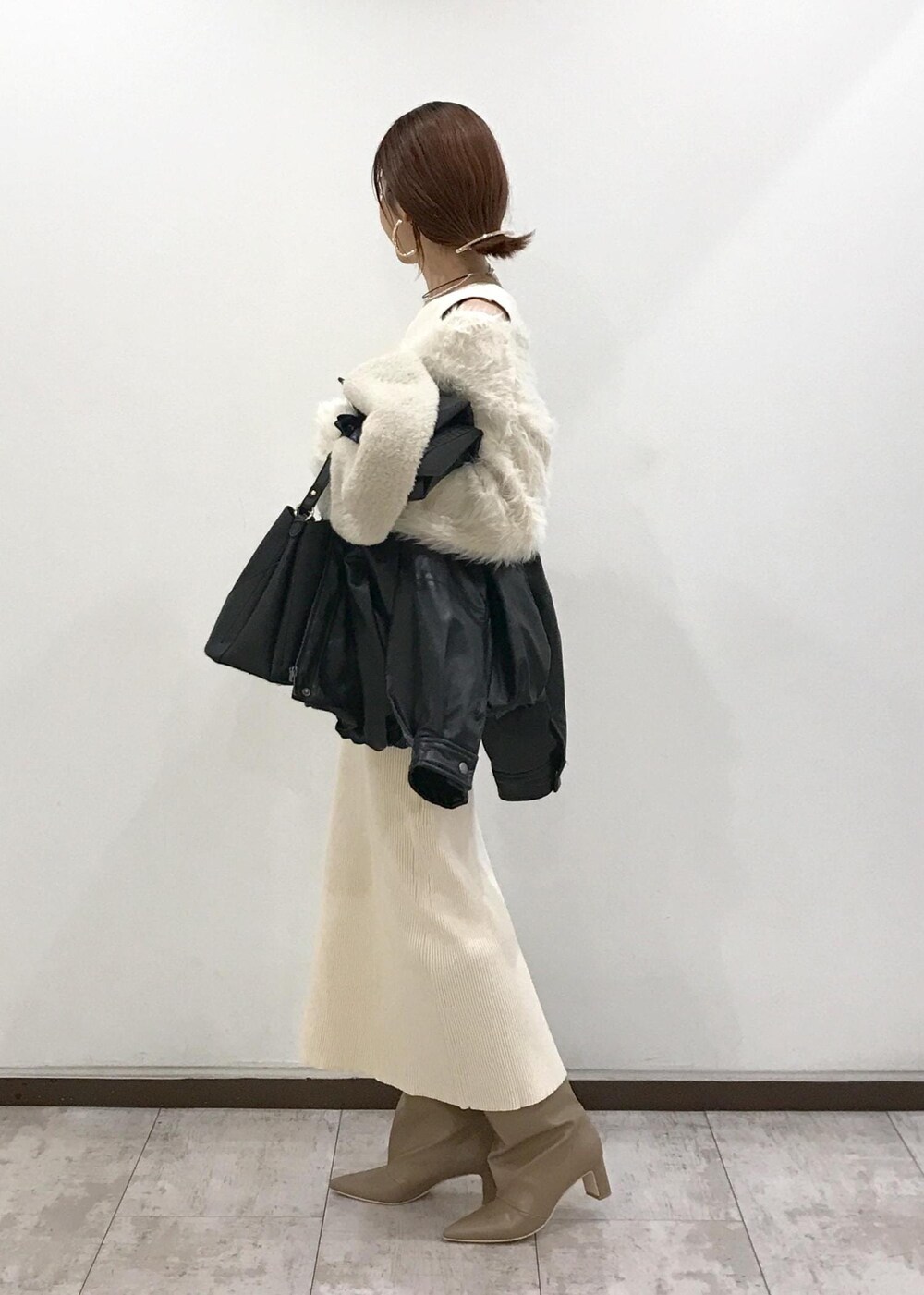 「ホワイトコーデ、忘年会、ニットワンピース、ロングブーツ、パール、ピアス、ホワイト、ブラック、ベージュ、ゴールド、初冬コーデ、冬コーデ、デートコーデ、お出かけコーデ、旅行コーデ」｜「VISのオーバルメタルフープピアス（ピアス（両耳用）、ゴールド系）」を使った、はっちゃんさん（レディース・159cm）の冬コーディネートの2枚目の写真