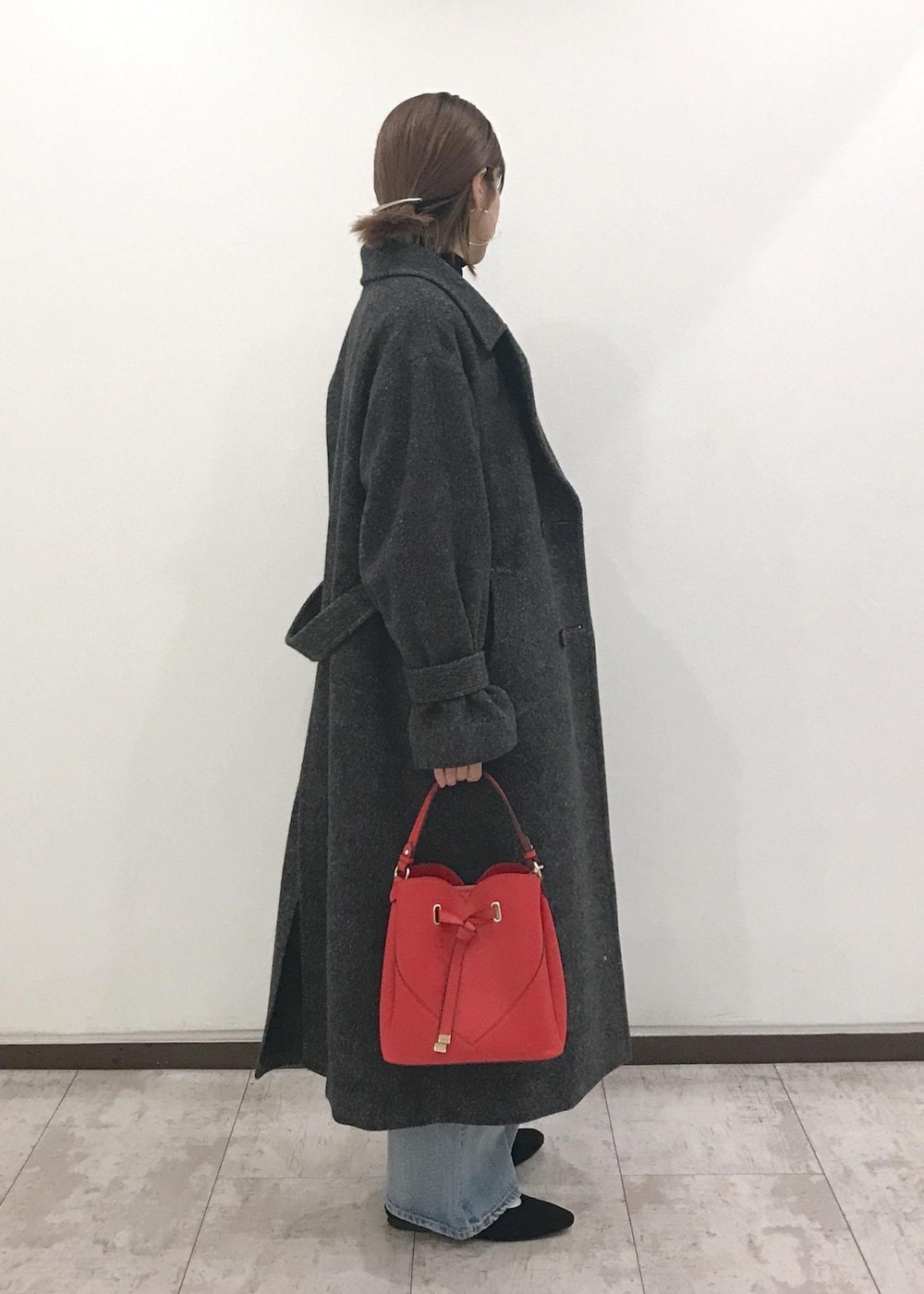 「コート、ロングコート、アウター、ニットカーディガン、ニット、タートルネック、レイヤードコーデ、デニム、ハートカットバッグ、秋コーデ、初冬コーデ、冬コーデ、お仕事コーデ、授業参観日コーデ、デートコーデ」｜「VISの袖フェザーシアータートルニット（ニット/セーター、ブラック系）」を使った、はっちゃんさん（レディース・159cm）の秋コーディネートの4枚目の写真