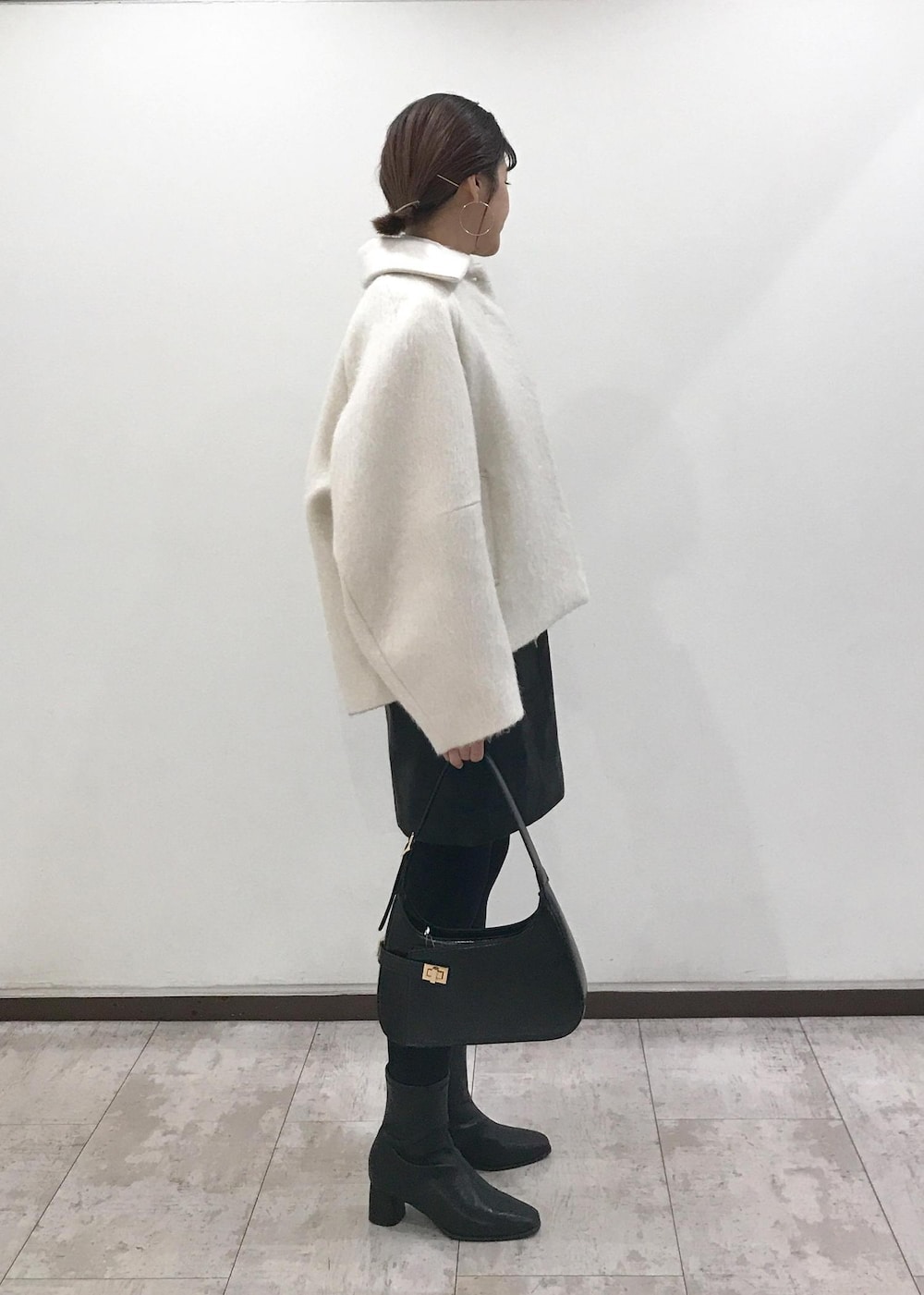 「コート、ショートコート、ロゴニット、ニット、ロゴ、シャーリングシャツ、ミニスカート、ワンハンドルバッグ、ショートブーツ、レイヤードコーデ、秋コーデ、初冬コーデ、冬コーデ、お仕事コーデ、デートコーデ」｜「Juzeのストレッチヒールショートブーツ（ブーツ、ブラック系）」を使った、はっちゃんさん（レディース・159cm）の冬コーディネートの6枚目の写真