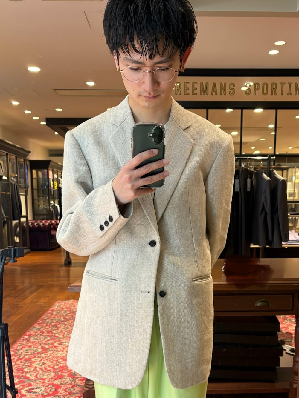 ホワイト系のテーラードジャケットを着用したメンズの春コーディネートの4枚目の写真