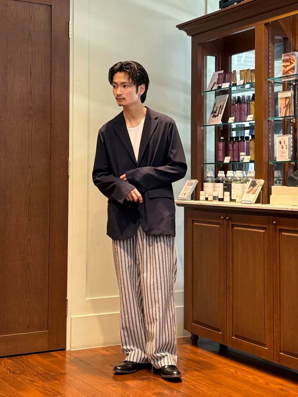 ブルー系のその他アウター、ブラック系のその他パンツを着用したメンズの夏コーディネートの2枚目の写真