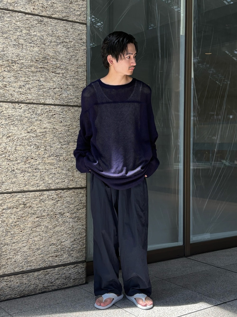 ブルー系のTシャツ/カットソー、ブルー系のその他パンツ、ホワイト系のサンダルを着用したメンズの夏コーディネートの2枚目の写真