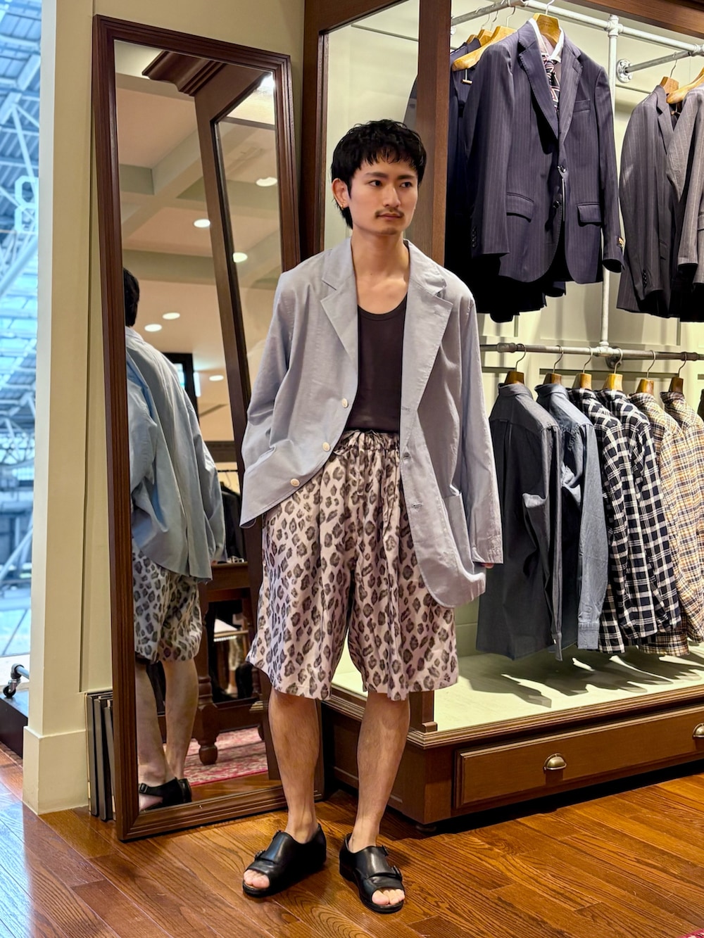ブルー系のテーラードジャケット、グレー系のその他パンツ、グレー系のタンクトップを着用したメンズの夏コーディネートの2枚目の写真
