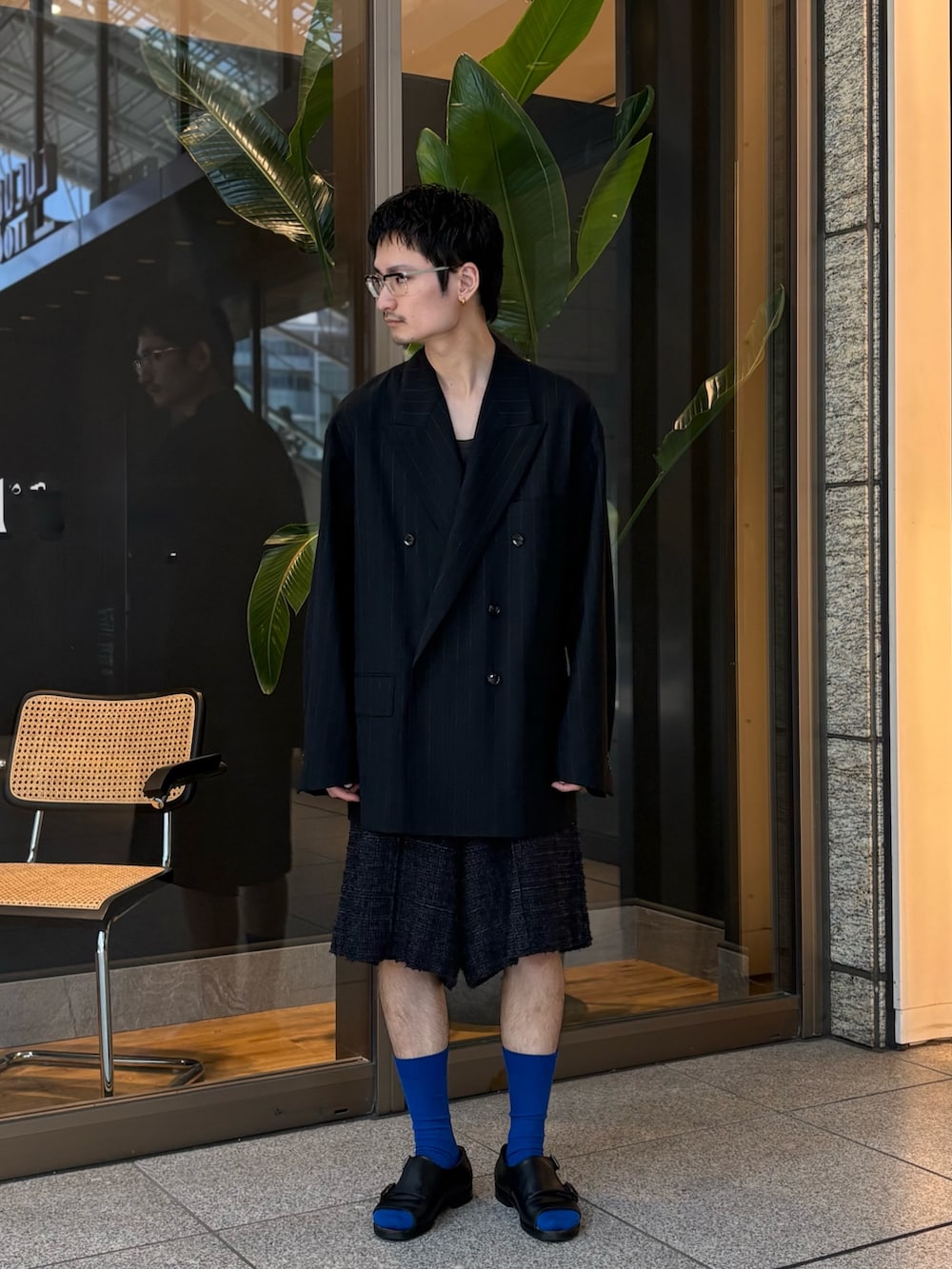 ブラック系のその他パンツ、ブラック系のテーラードジャケットを着用したメンズの春コーディネートの2枚目の写真