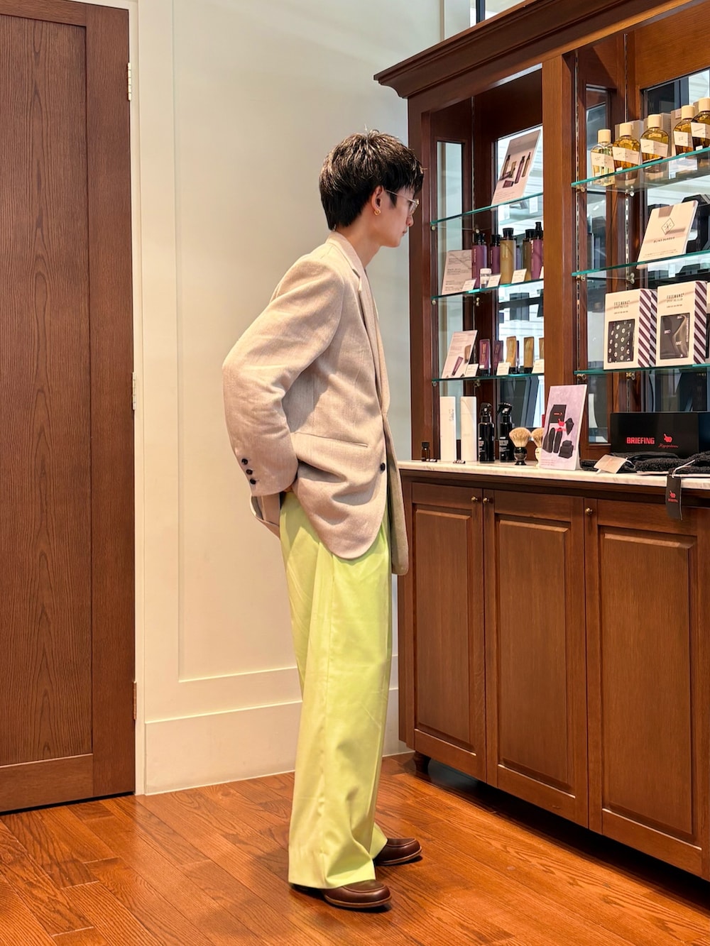 ホワイト系のテーラードジャケットを着用したメンズの春コーディネートの2枚目の写真