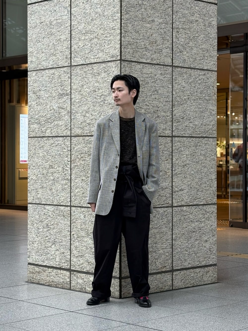 ブラック系のニット/セーター、ブラック系のつなぎ/オールインワンを着用したメンズの春コーディネートの2枚目の写真