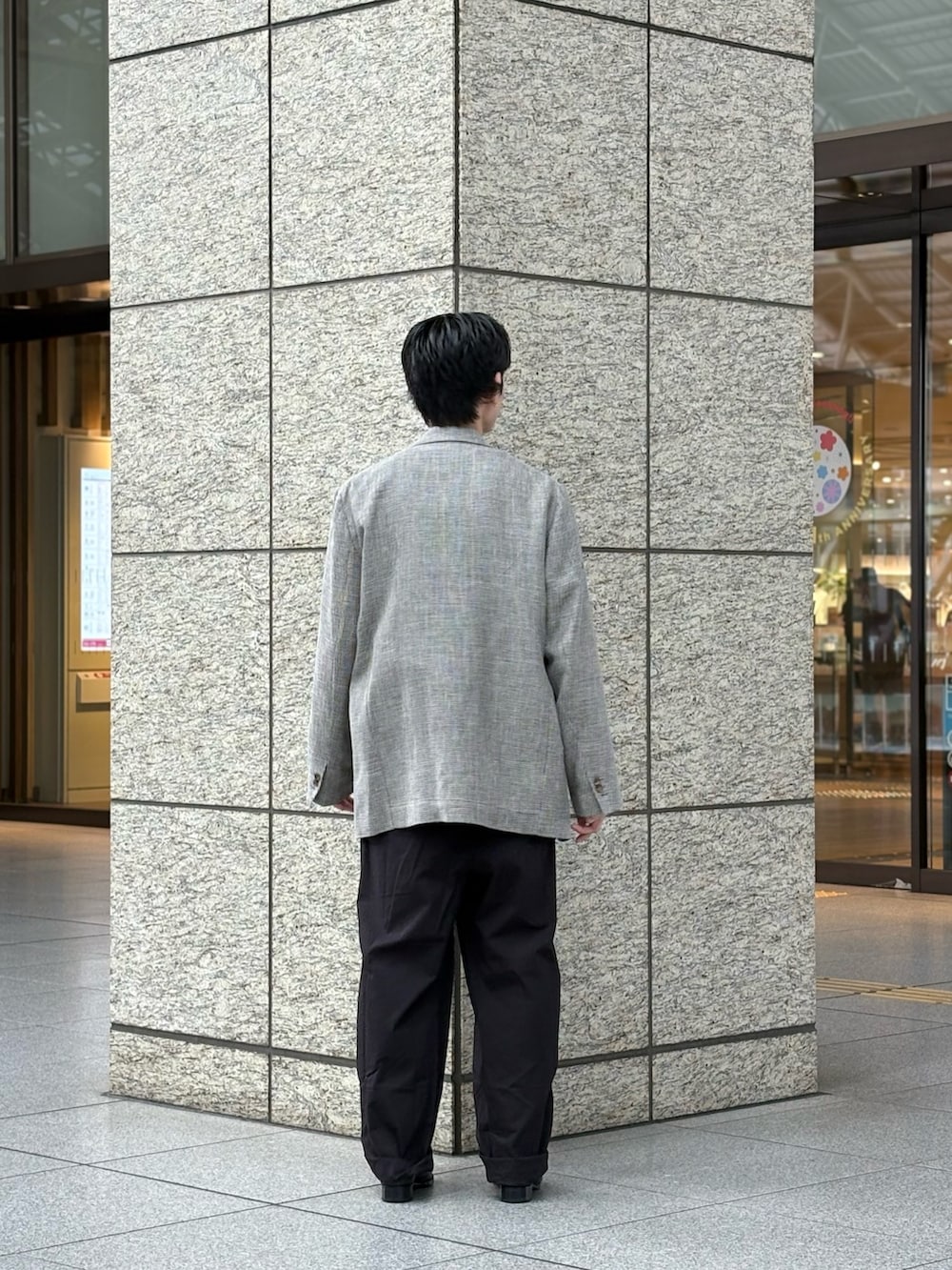 ブラック系のニット/セーター、ブラック系のつなぎ/オールインワンを着用したメンズの春コーディネートの3枚目の写真