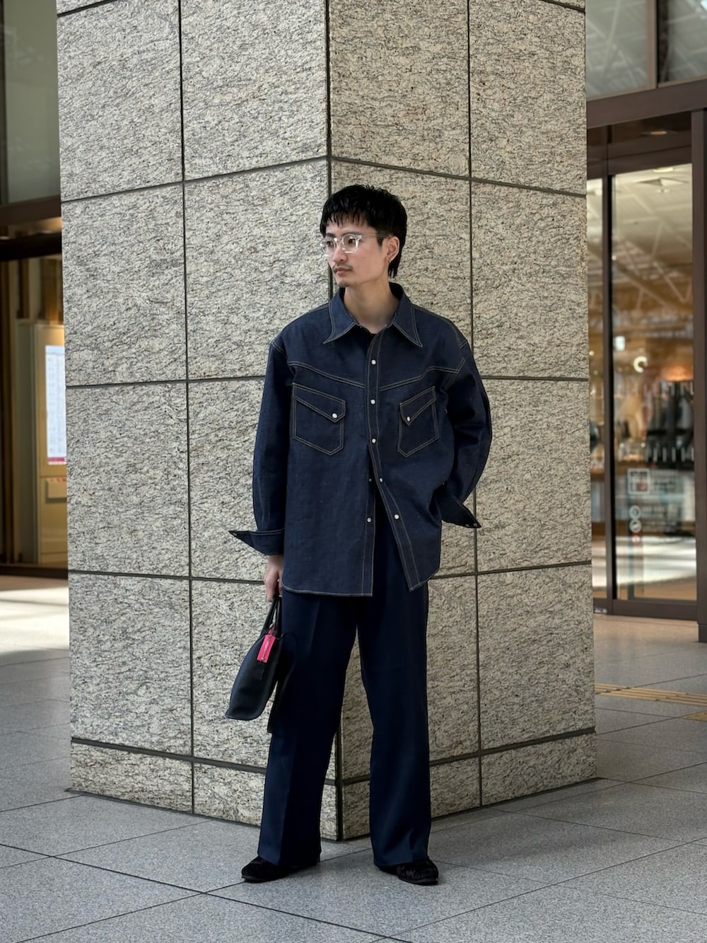 ブルー系のその他パンツ、ピンク系のショルダーバッグ、ブルー系のシャツ/ブラウスを着用したメンズの冬コーディネートの2枚目の写真