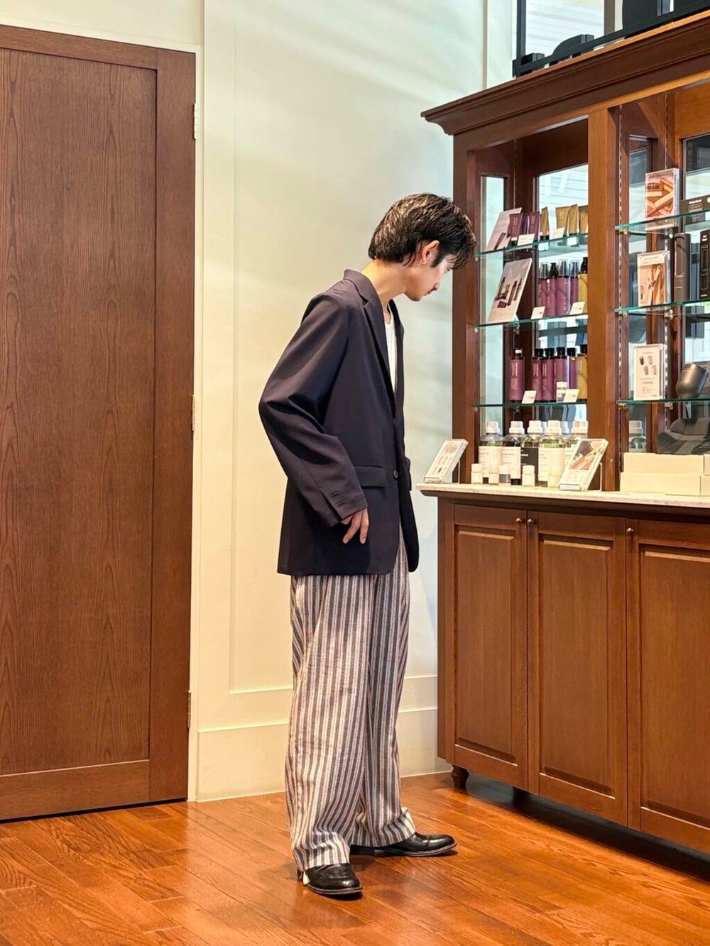 ブルー系のその他アウター、ブラック系のその他パンツを着用したメンズの夏コーディネートの5枚目の写真