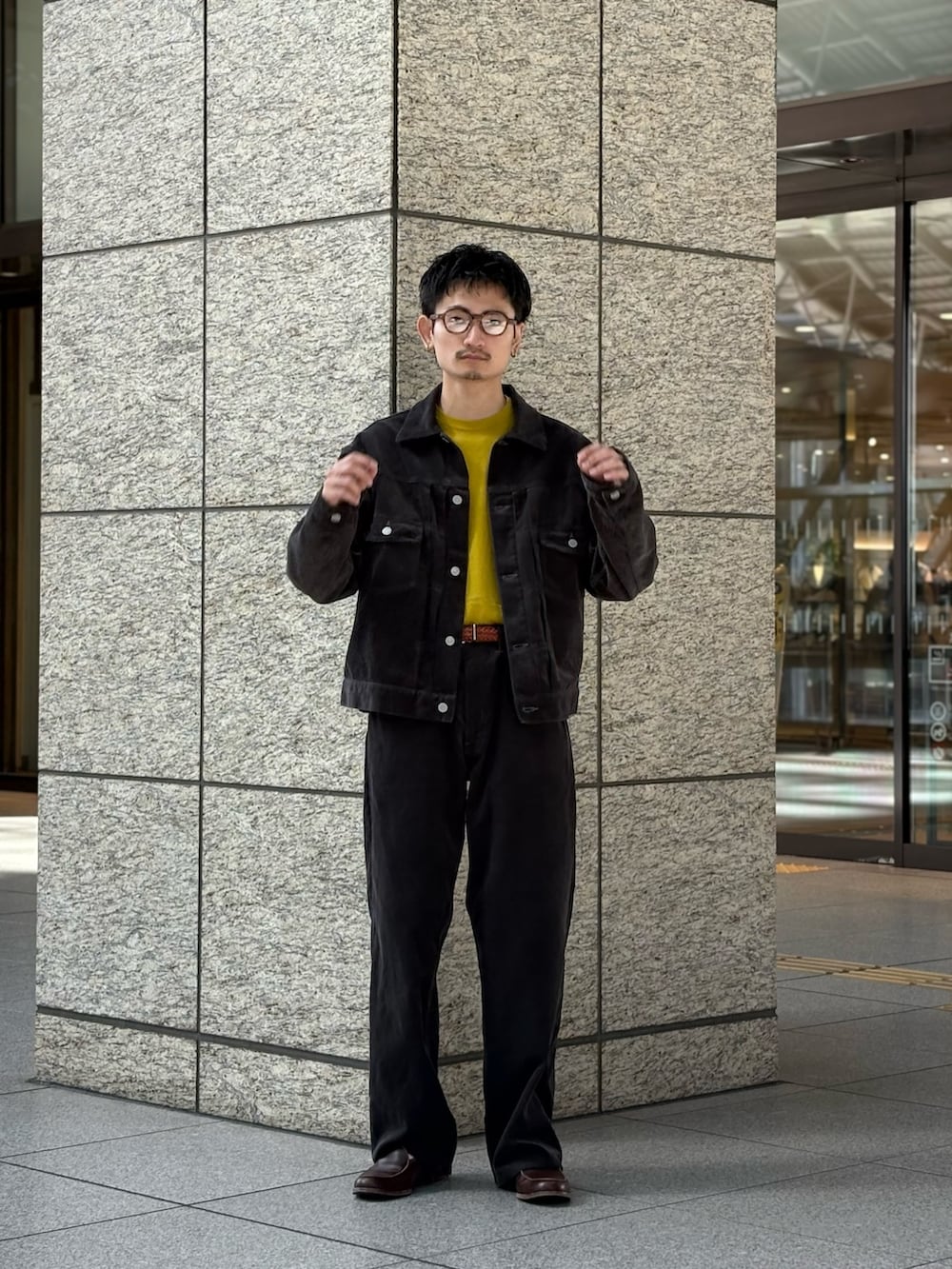 グレー系のテーラードジャケット、グレー系のその他パンツ、ブラウン系のメガネを着用したメンズの秋コーディネートの2枚目の写真