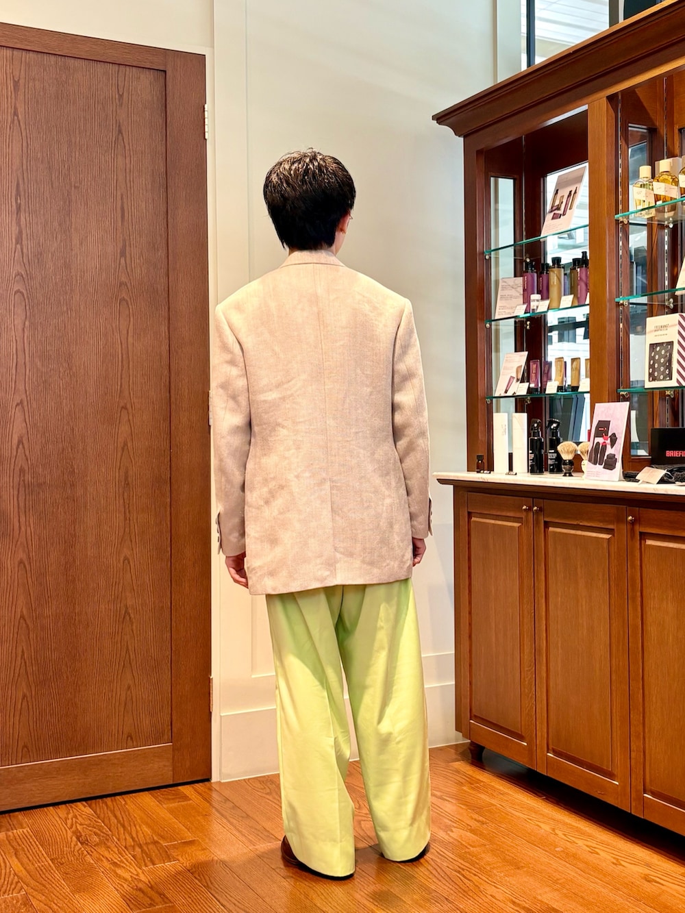 ホワイト系のテーラードジャケットを着用したメンズの春コーディネートの3枚目の写真