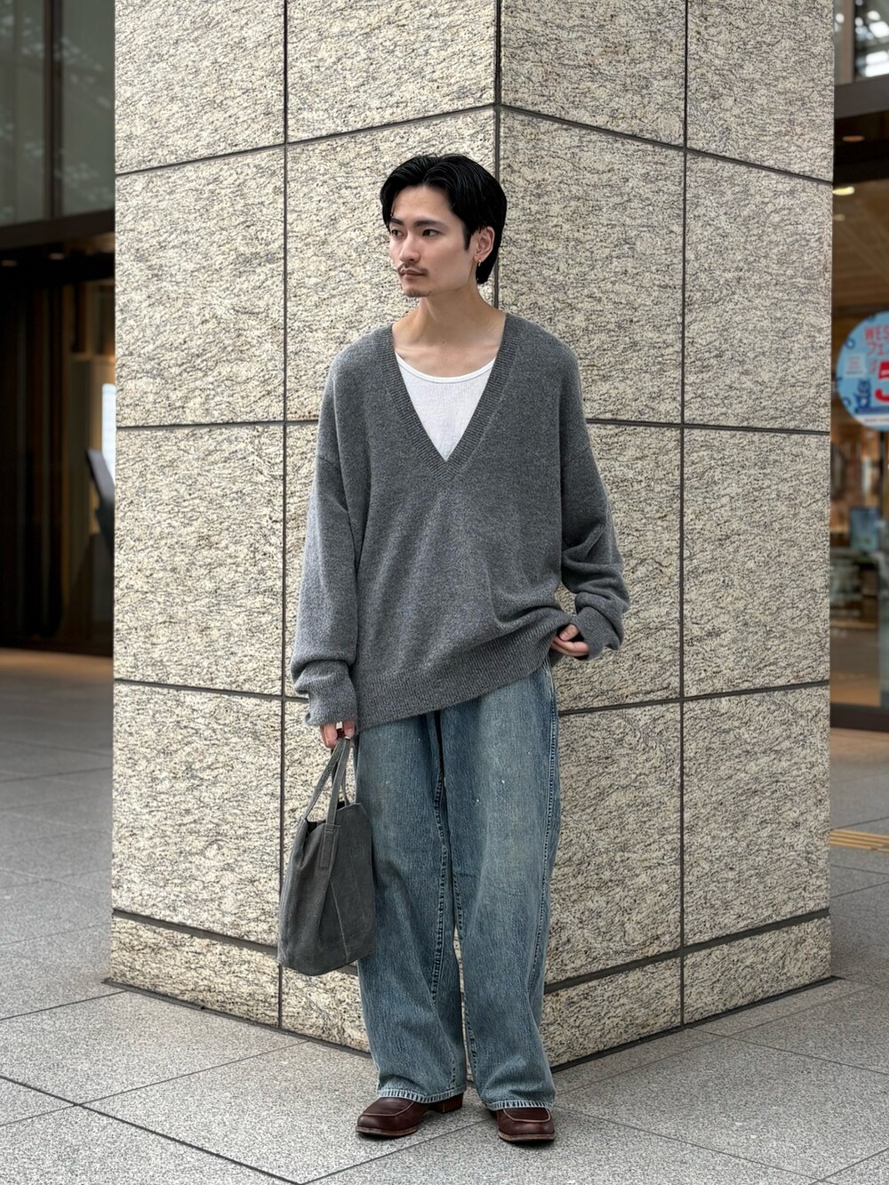 ブルー系のデニムパンツを着用したメンズの秋コーディネートの3枚目の写真