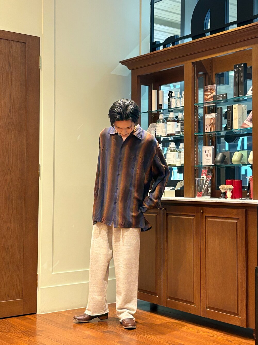 その他のシャツ/ブラウス、グレー系のその他パンツを着用したメンズの秋コーディネートの2枚目の写真