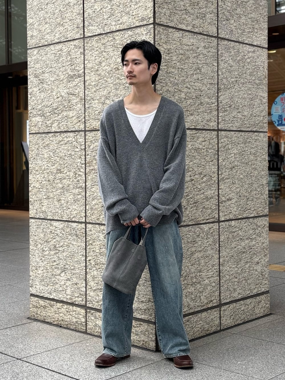 ブルー系のデニムパンツを着用したメンズの秋コーディネートの2枚目の写真