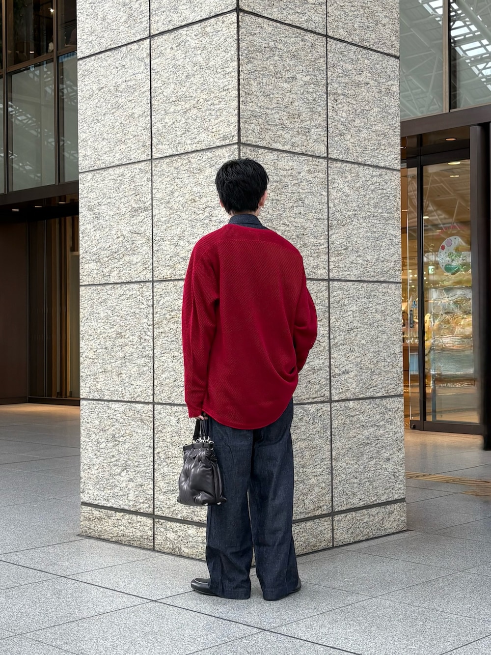 ブラック系のショルダーバッグ、ブルー系のシャツ/ブラウス、ブルー系のデニムパンツを着用したメンズの春コーディネートの3枚目の写真