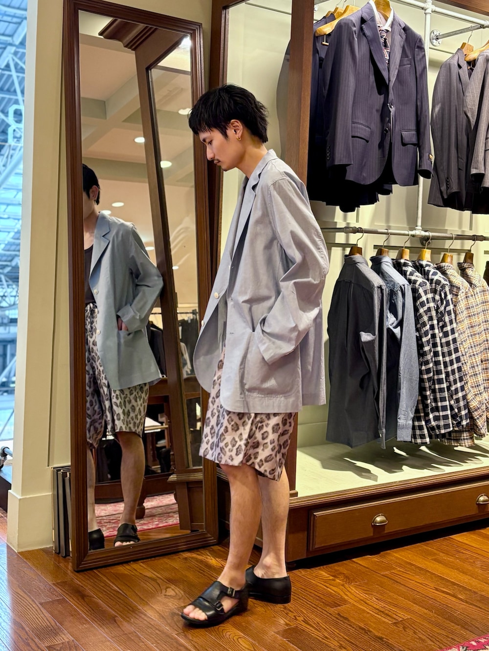 ブルー系のテーラードジャケット、グレー系のその他パンツ、グレー系のタンクトップを着用したメンズの夏コーディネートの3枚目の写真