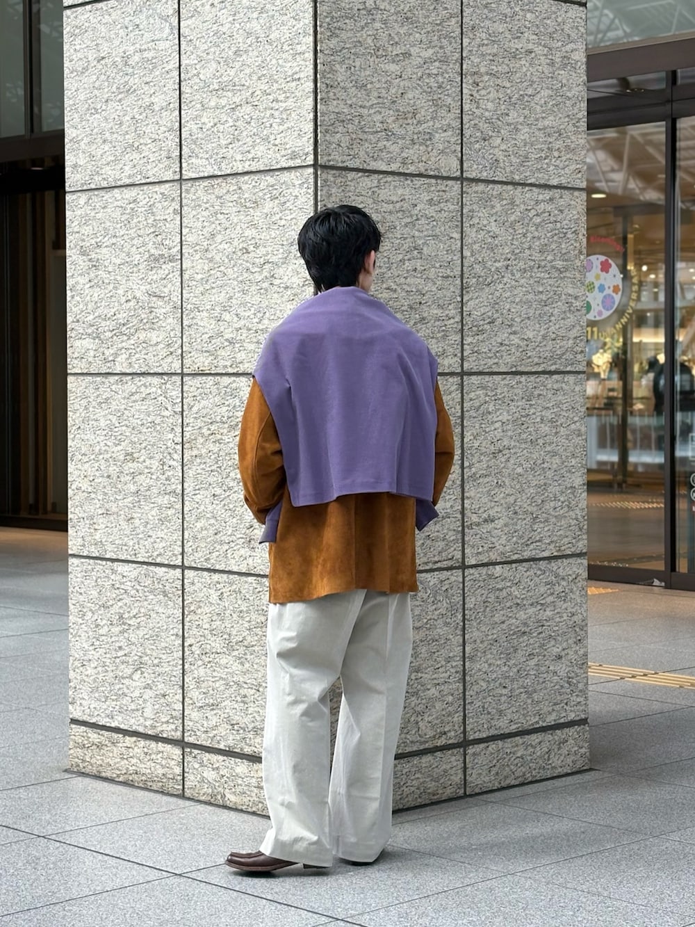 ブラウン系のその他アウターを着用したメンズの春コーディネートの3枚目の写真