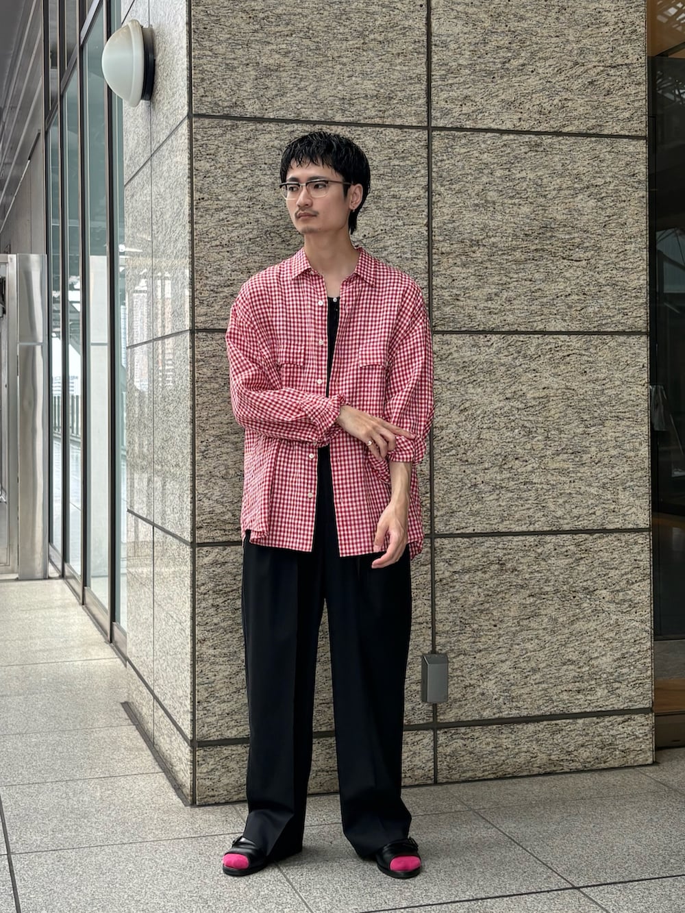 ブラック系のタンクトップ、ブラック系のその他パンツ、レッド系のシャツ/ブラウスを着用したメンズの春コーディネートの2枚目の写真