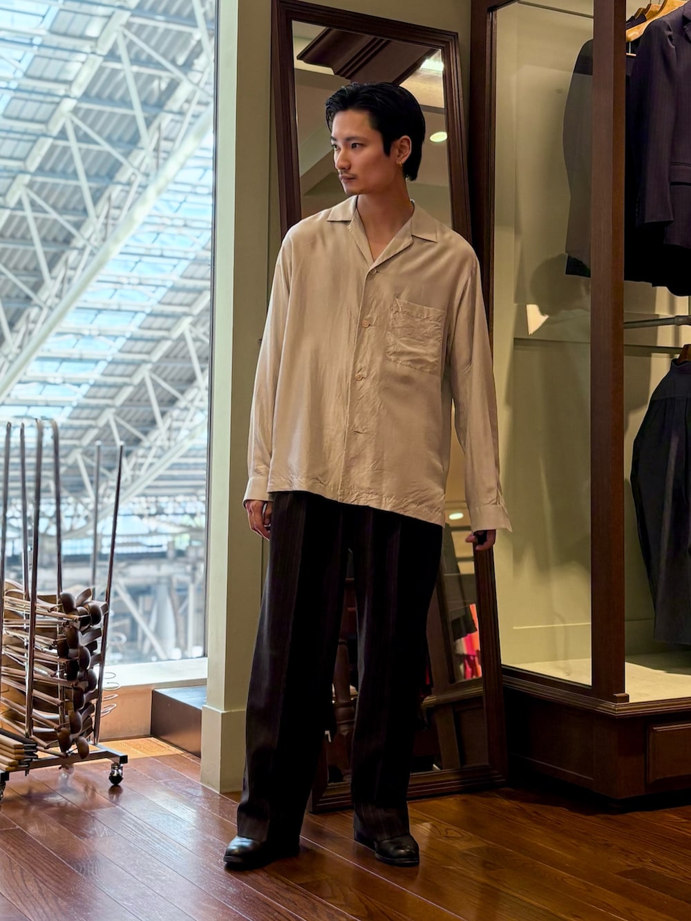 ブルー系のシャツ/ブラウス、ブラウン系のその他パンツ、グレー系のタンクトップを着用したメンズの夏コーディネートの2枚目の写真