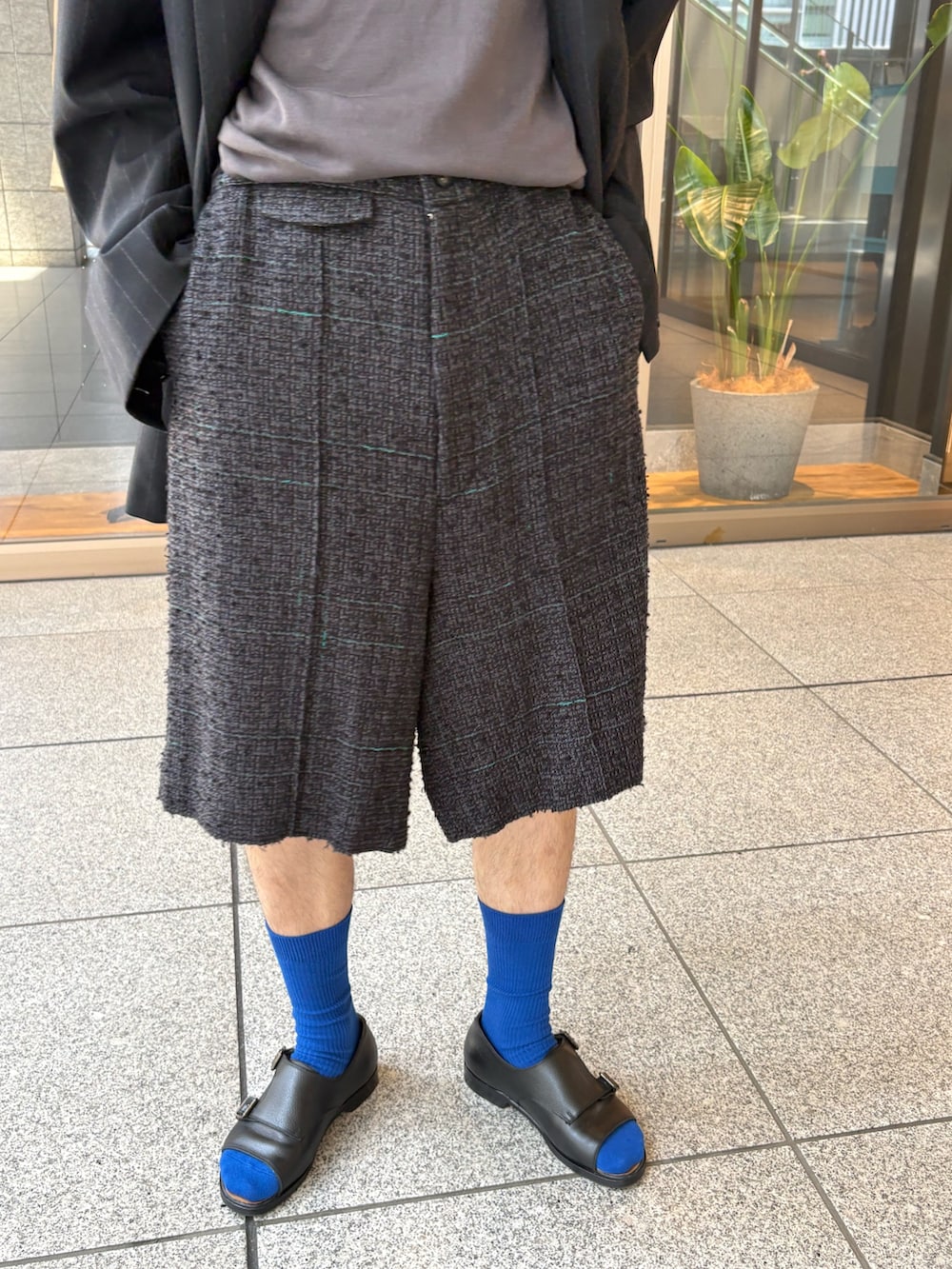 ブラック系のその他パンツ、ブラック系のテーラードジャケットを着用したメンズの春コーディネートの3枚目の写真
