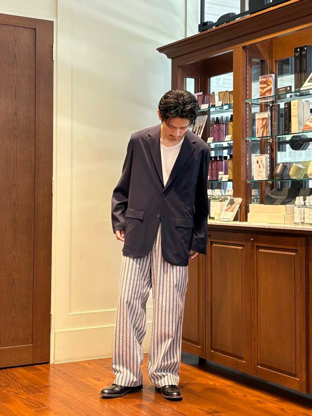 ブルー系のその他アウター、ブラック系のその他パンツを着用したメンズの夏コーディネートの3枚目の写真