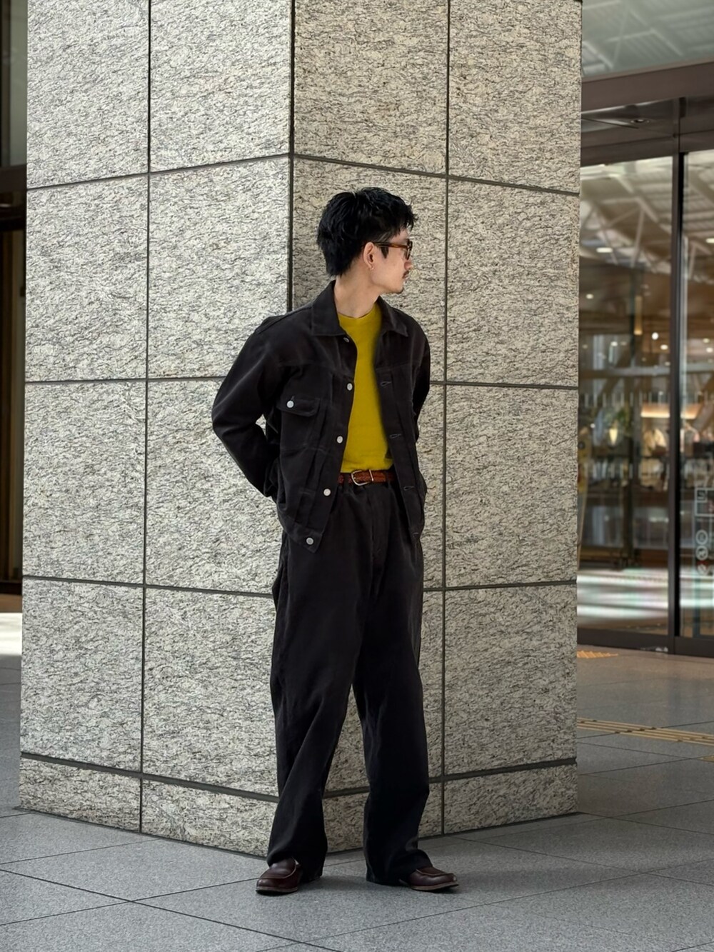 グレー系のテーラードジャケット、グレー系のその他パンツ、ブラウン系のメガネを着用したメンズの秋コーディネートの3枚目の写真