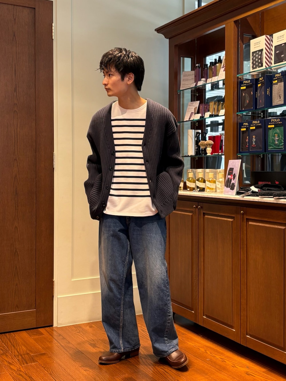 ホワイト系のTシャツ/カットソー、ブルー系のデニムパンツ、ブラウン系のローファーを着用したメンズの春コーディネートの5枚目の写真