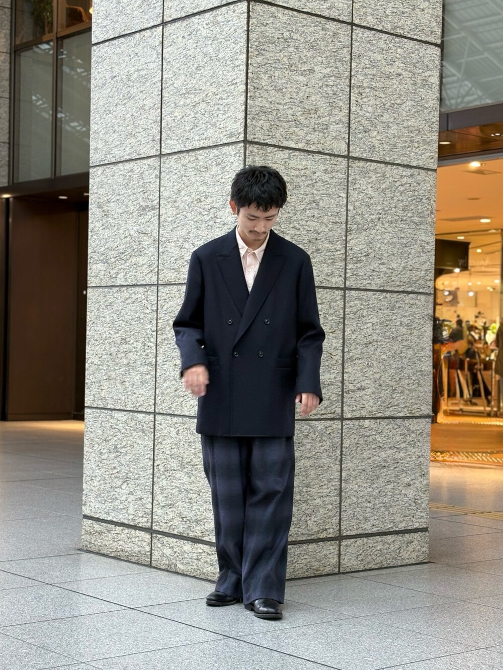 ブルー系のテーラードジャケット、ブルー系のその他パンツを着用したメンズの秋コーディネートの2枚目の写真