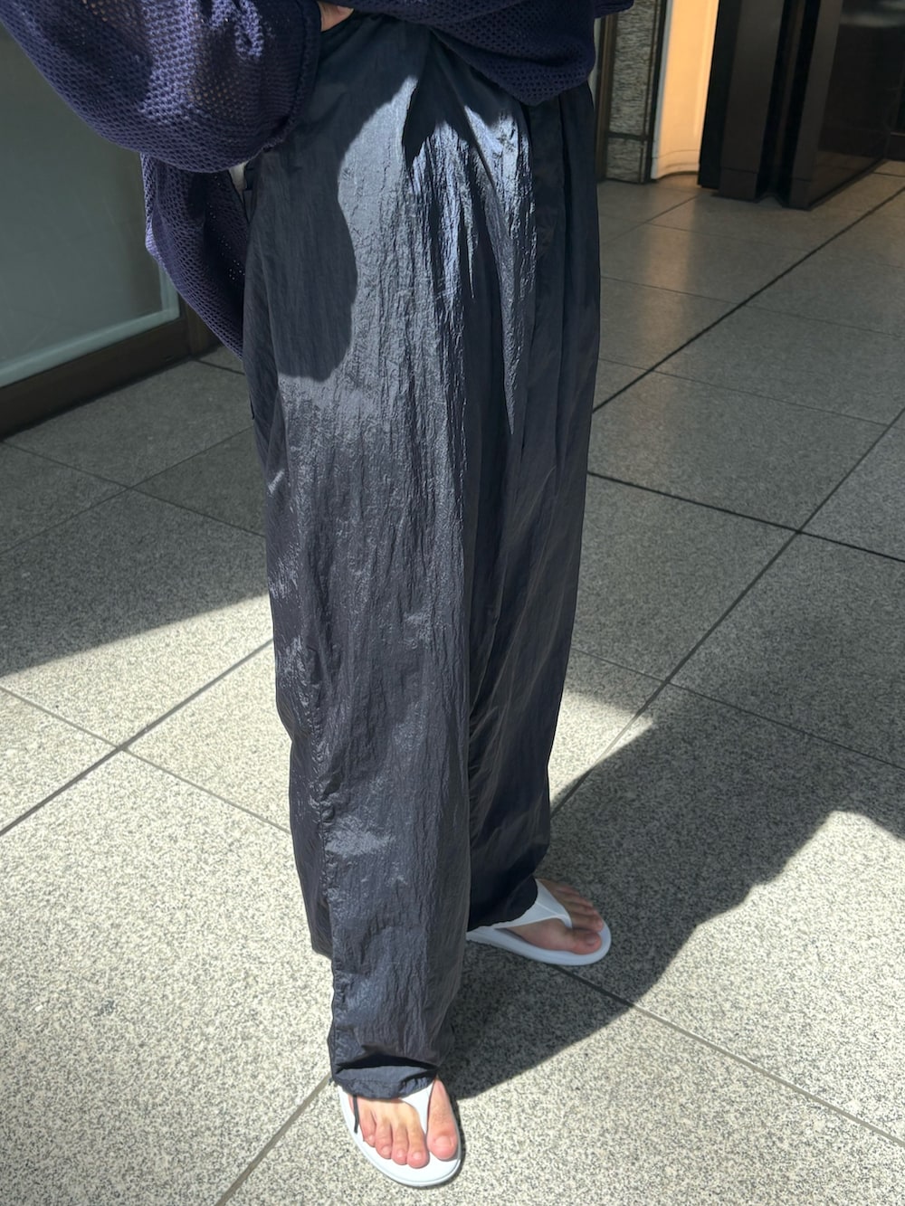 ブルー系のTシャツ/カットソー、ブルー系のその他パンツ、ホワイト系のサンダルを着用したメンズの夏コーディネートの3枚目の写真