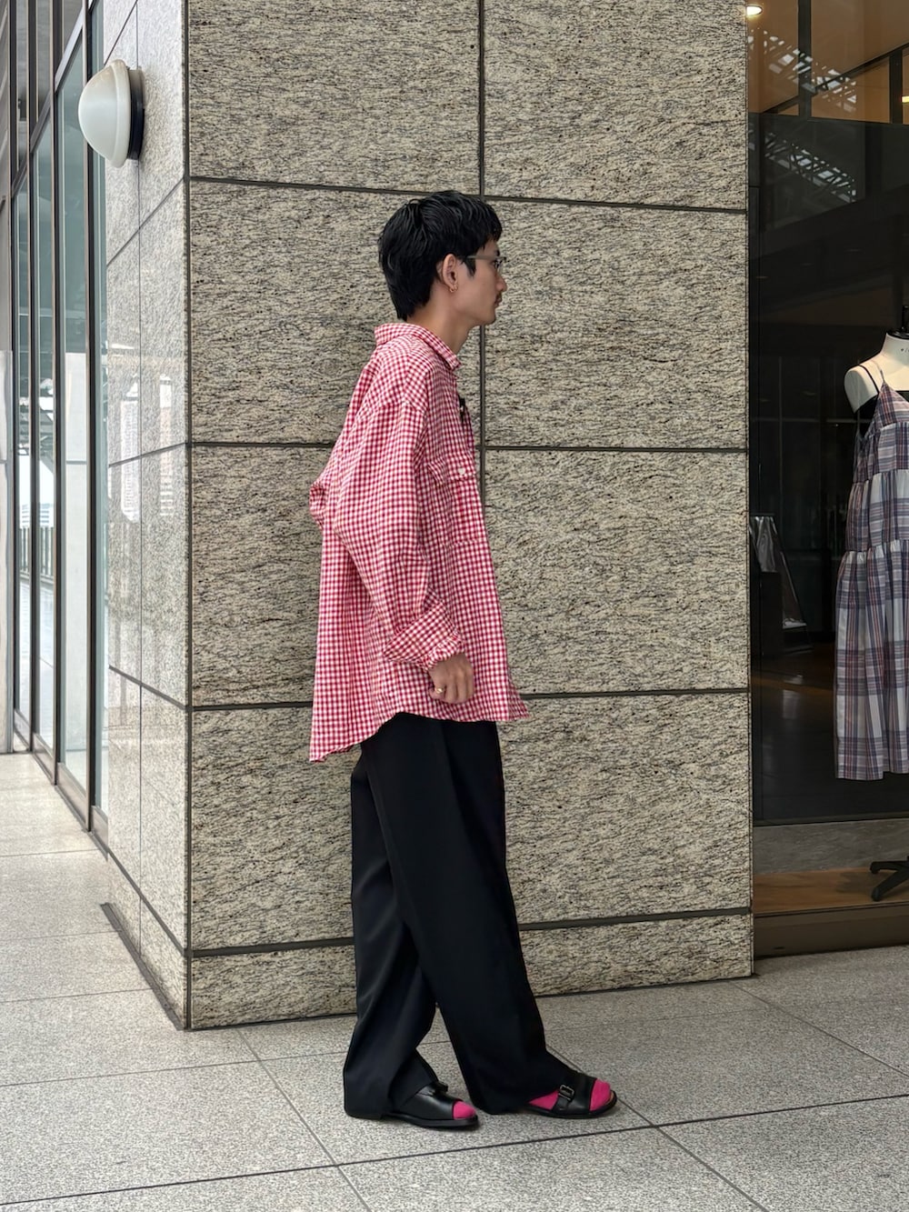 ブラック系のタンクトップ、ブラック系のその他パンツ、レッド系のシャツ/ブラウスを着用したメンズの春コーディネートの3枚目の写真