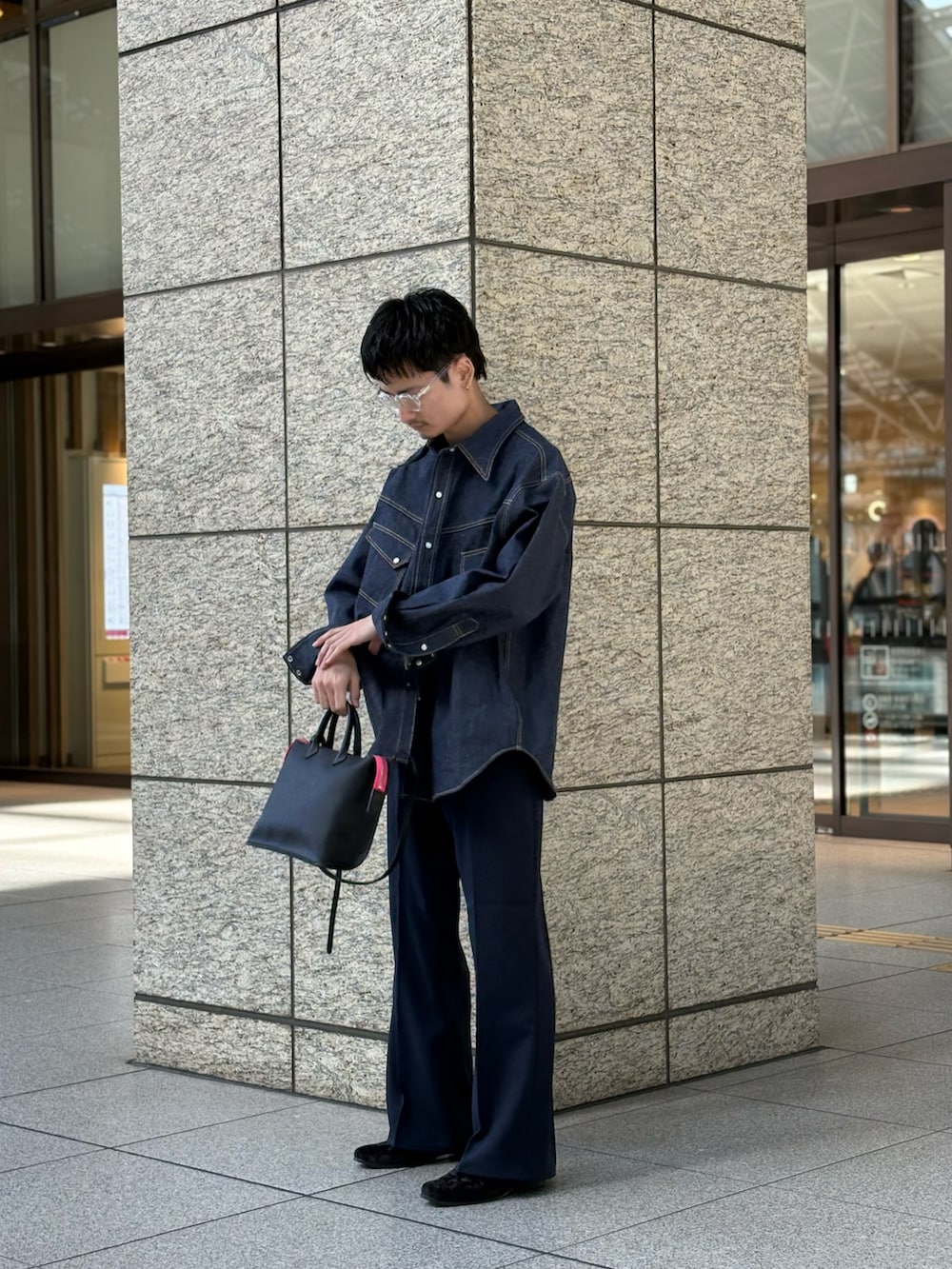 ブルー系のその他パンツ、ピンク系のショルダーバッグ、ブルー系のシャツ/ブラウスを着用したメンズの冬コーディネートの3枚目の写真