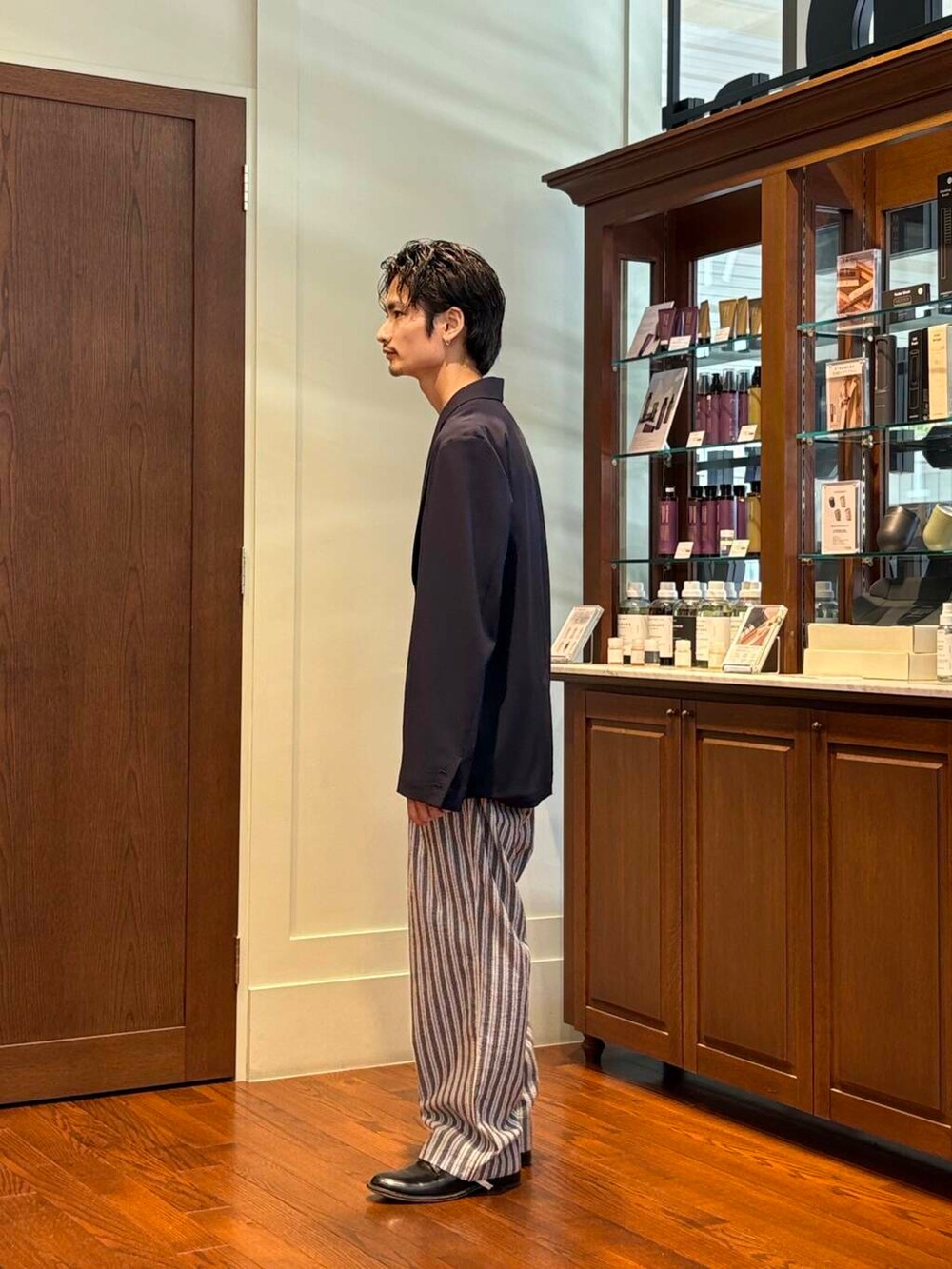 ブルー系のその他アウター、ブラック系のその他パンツを着用したメンズの夏コーディネートの4枚目の写真