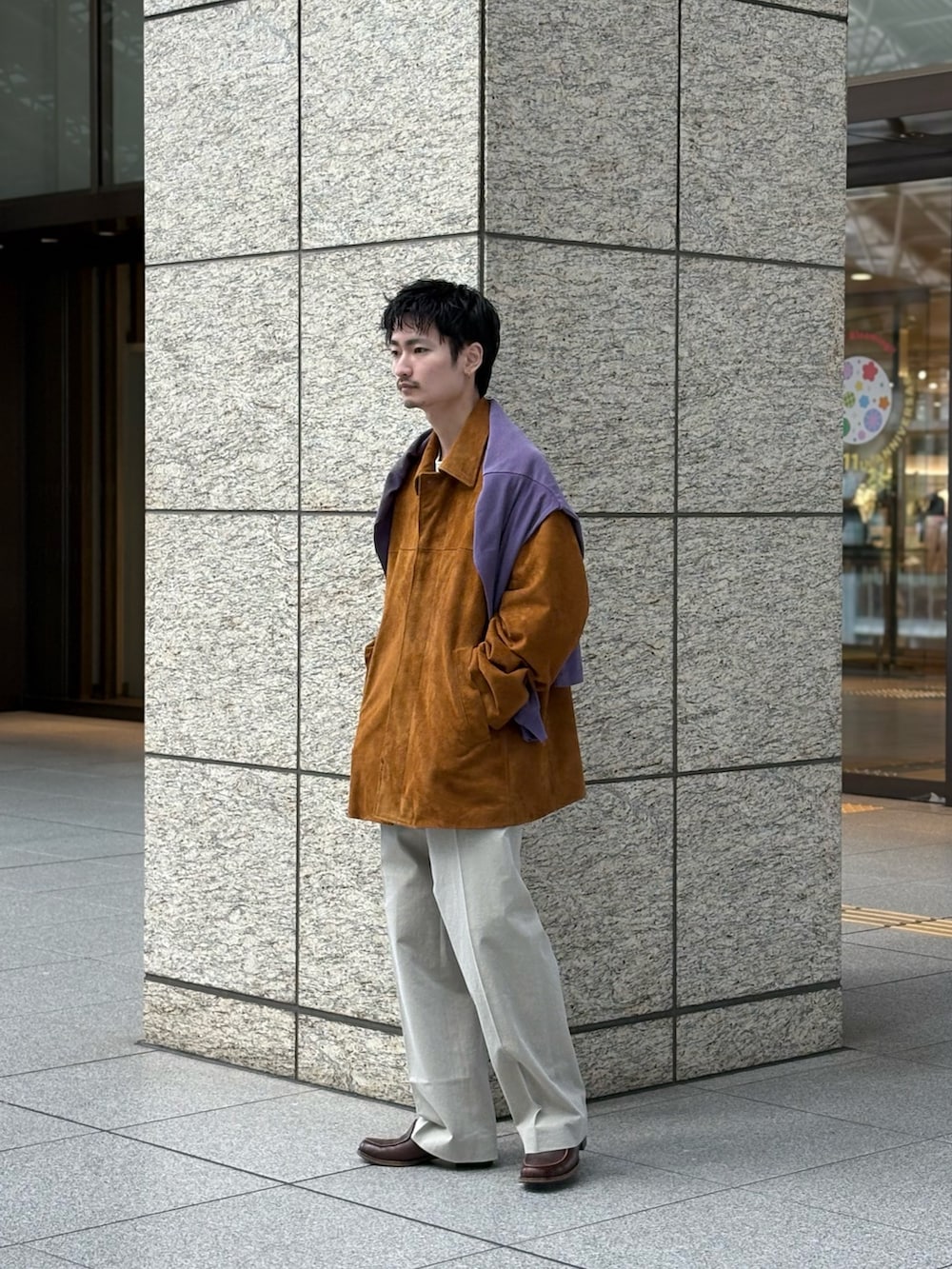 ブラウン系のその他アウターを着用したメンズの春コーディネートの2枚目の写真