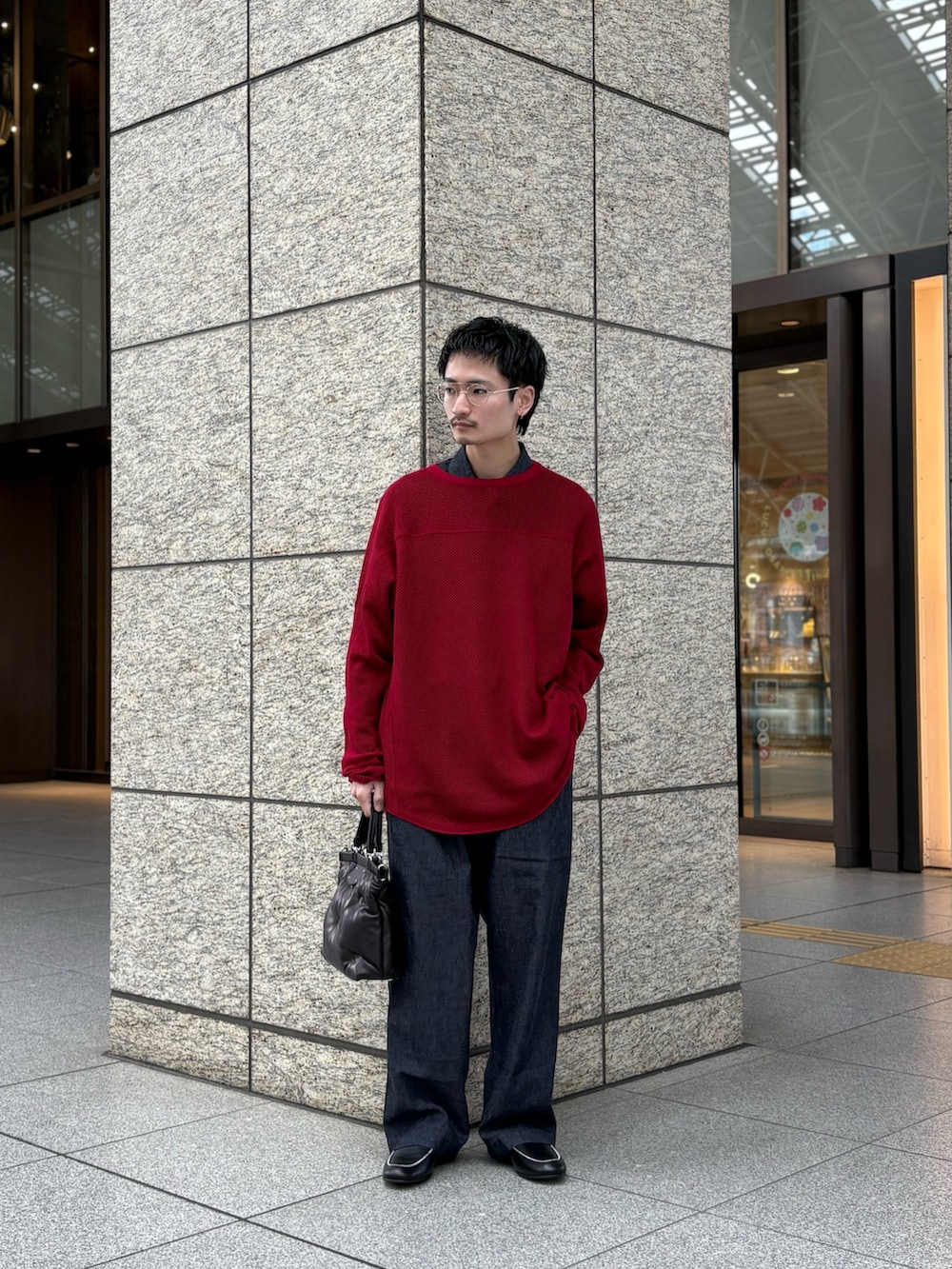 ブラック系のショルダーバッグ、ブルー系のシャツ/ブラウス、ブルー系のデニムパンツを着用したメンズの春コーディネートの2枚目の写真