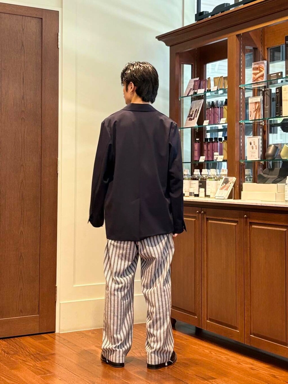 ブルー系のその他アウター、ブラック系のその他パンツを着用したメンズの夏コーディネートの6枚目の写真