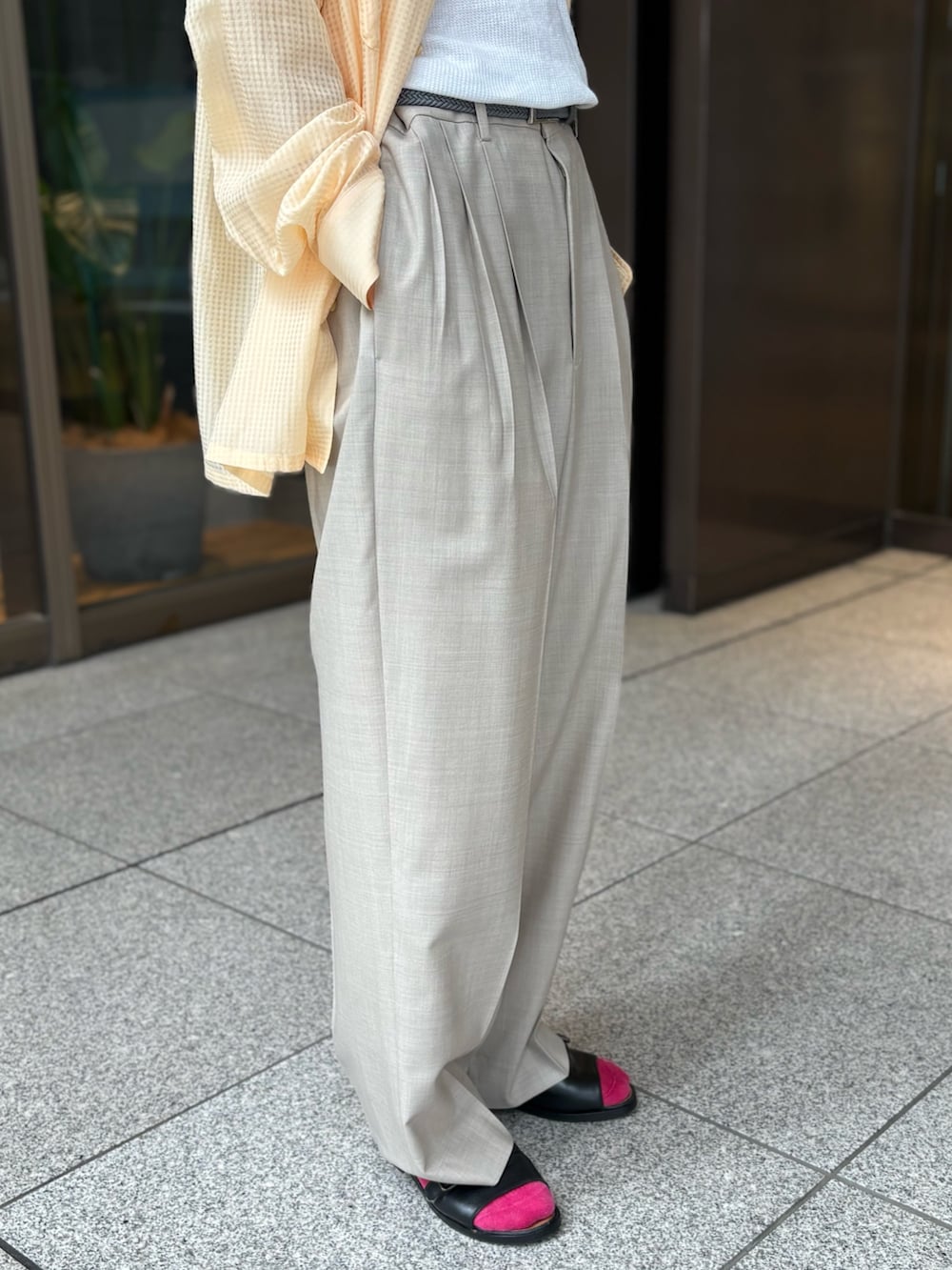 ホワイト系のタンクトップ、ベージュ系のその他パンツを着用したメンズの春コーディネートの3枚目の写真