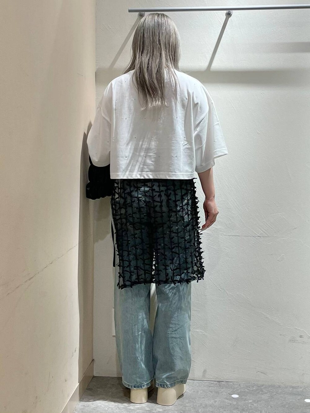 ベージュ系のサンダル、ブルー系のデニムパンツ、ブラック系のショルダーバッグを着用したレディースの夏コーディネートの3枚目の写真