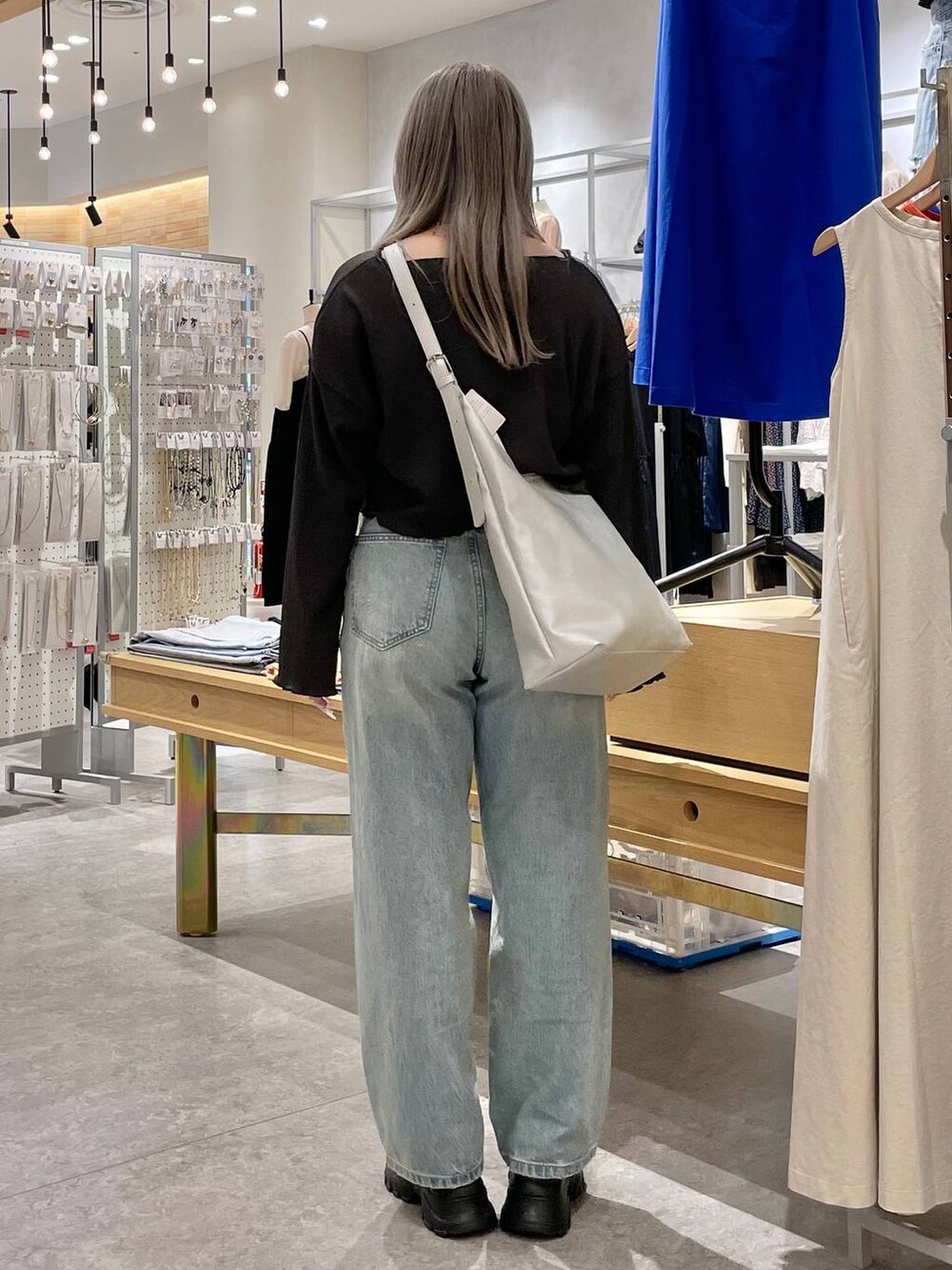 「体型カバー、高見え、個性派、休日コーデ、デート/ロマンティック、ローリーズスタイル_LOWRYS FARM、大人女子カジュアル_LOWRYS FARM、モテ、ミーハー、ベーシック/シンプル、きれいめ、カジュアル、LOWRYS FARM、水着、デニムパンツ」|「LOWRYS FARMのレースアップスポサン 104934(サンダル、ブラック系)」を使った、リンリンさん(レディース・156cm)の夏コーディネートの3枚目の写真