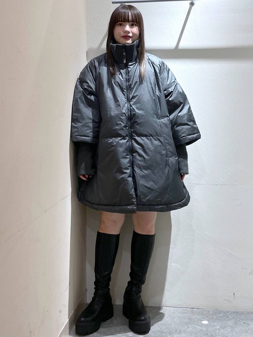 「体型カバー、高見え、個性派、ローリーズスタイル_LOWRYS FARM、LOWRYS FARM、大人女子カジュアル_LOWRYS FARM、冬コーデ、アウター、ポンチョ、エアサーマル、ブーツ、ベーシック/シンプル、ラフ、ミーハー、カジュアル」｜「LOWRYS FARMのスタンドリブポンチョ　 963695（ポンチョ、グレー系）」を使った、リンリンさん（レディース・156cm）の秋コーディネートの2枚目の写真