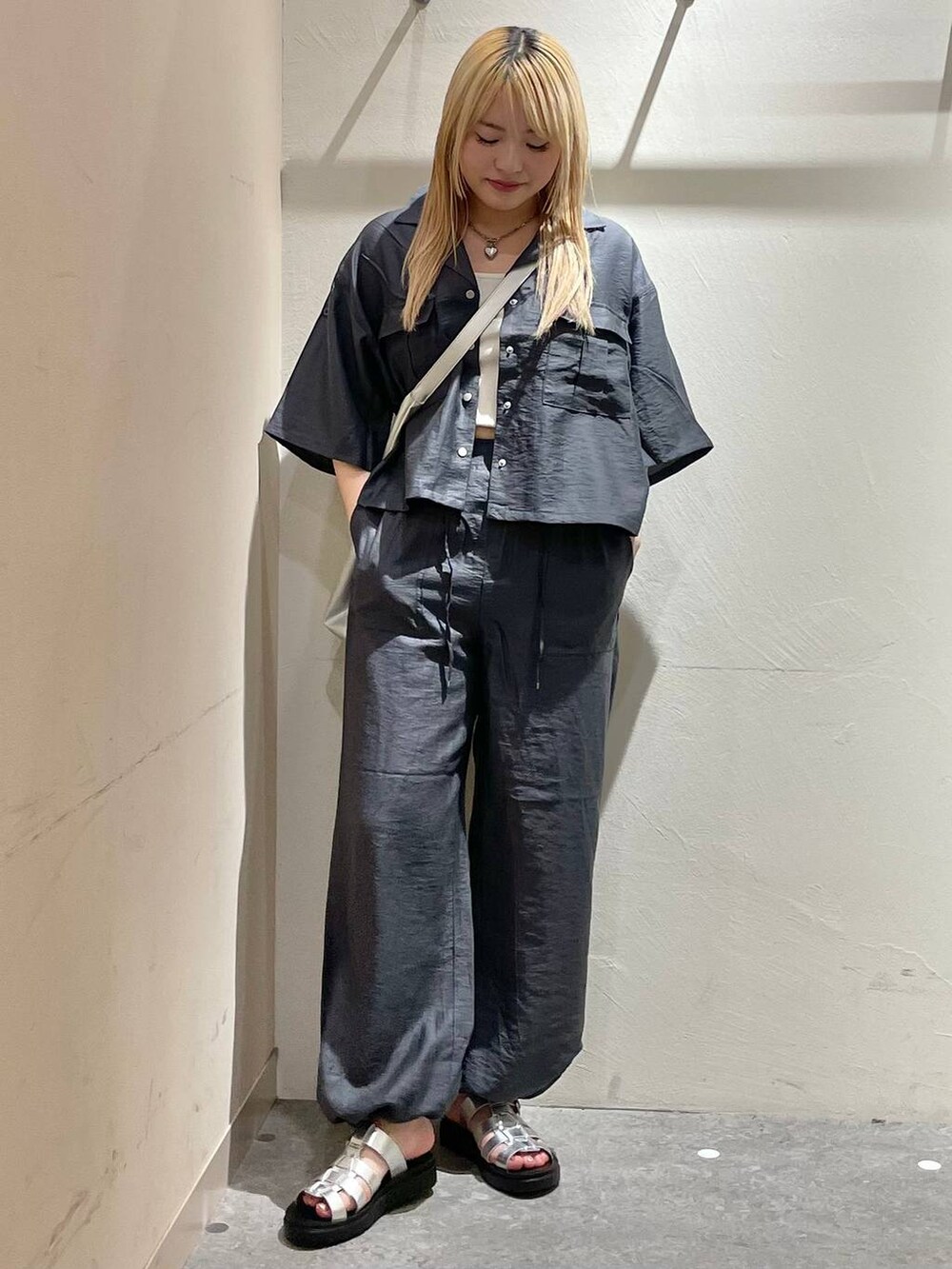 「体型カバー、高見え、個性派、休日コーデ、ローリーズスタイル_LOWRYS FARM、大人女子カジュアル_LOWRYS FARM、ミーハー、ベーシック/シンプル、きれいめ、カジュアル、LOWRYS FARM、サンダル、パンツ、セットアップ、ラフ」｜「LOWRYS FARMのカイキンシャツ＊パンツＳＥＴＵＰ 111746（セットアップ、グレー系）」を使った、リンリンさん（レディース・156cm）の春コーディネートの5枚目の写真