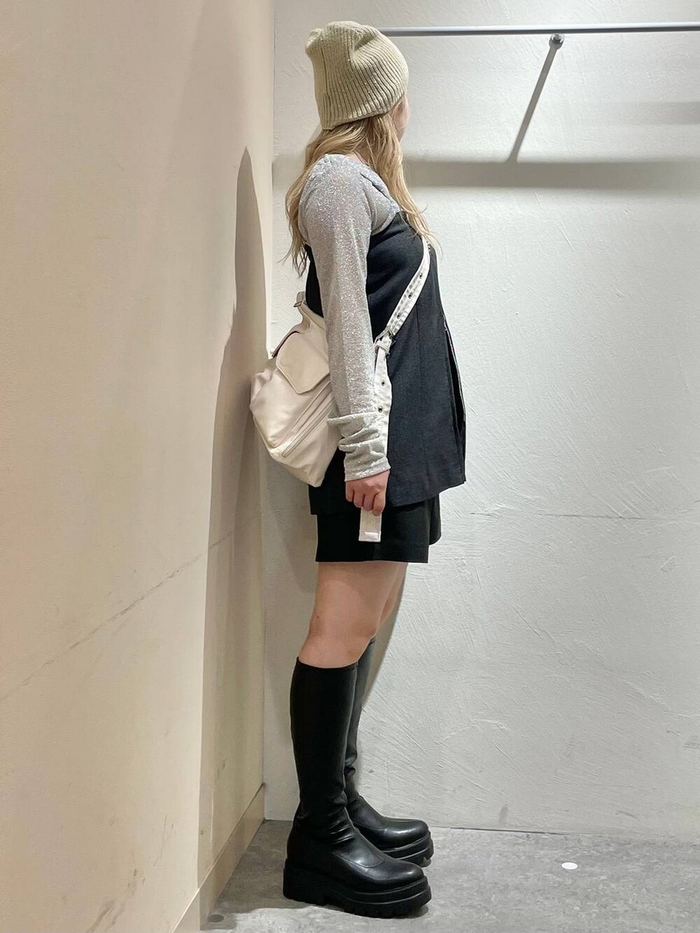 「体型カバー、高見え、個性派、休日コーデ、デート/ロマンティック、ローリーズスタイル_LOWRYS FARM、大人女子カジュアル_LOWRYS FARM、モテ、ミーハー、ベーシック/シンプル、きれいめ、カジュアル、LOWRYS FARM、ベスト、ビスチェ」|「LOWRYS FARMのラナテックマルチZIPベスト 119472(ベスト、グレー系)」を使った、リンリンさん(レディース・156cm)の秋コーディネートの2枚目の写真