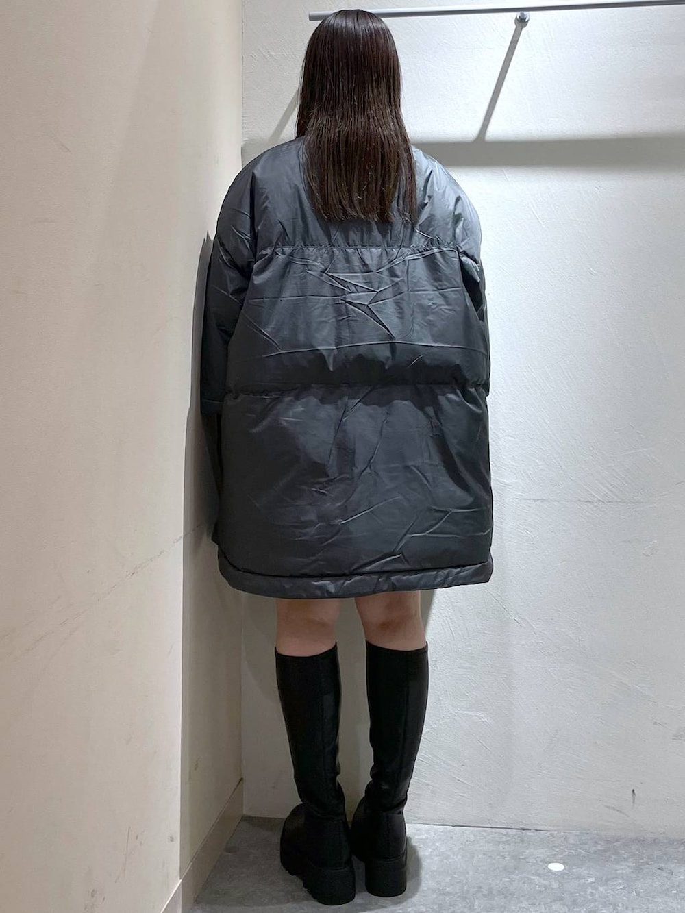 「体型カバー、高見え、個性派、ローリーズスタイル_LOWRYS FARM、LOWRYS FARM、大人女子カジュアル_LOWRYS FARM、冬コーデ、アウター、ポンチョ、エアサーマル、ブーツ、ベーシック/シンプル、ラフ、ミーハー、カジュアル」｜「LOWRYS FARMのスタンドリブポンチョ　 963695（ポンチョ、グレー系）」を使った、リンリンさん（レディース・156cm）の秋コーディネートの5枚目の写真