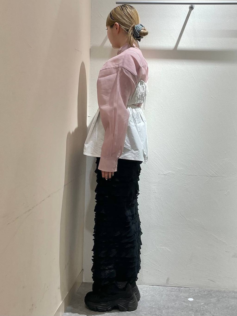 「体型カバー、高見え、個性派、休日コーデ、デート/ロマンティック、ローリーズスタイル_LOWRYS FARM、大人女子カジュアル_LOWRYS FARM、モテ、ミーハー、ベーシック/シンプル、きれいめ、カジュアル、LOWRYS FARM、人気アイテムをチェック！、シーズンレスシューズ」｜「LOWRYS FARMのキャミチュニック 102236（シャツ/ブラウス、ホワイト系）」を使った、リンリンさん（レディース・156cm）の春コーディネートの4枚目の写真