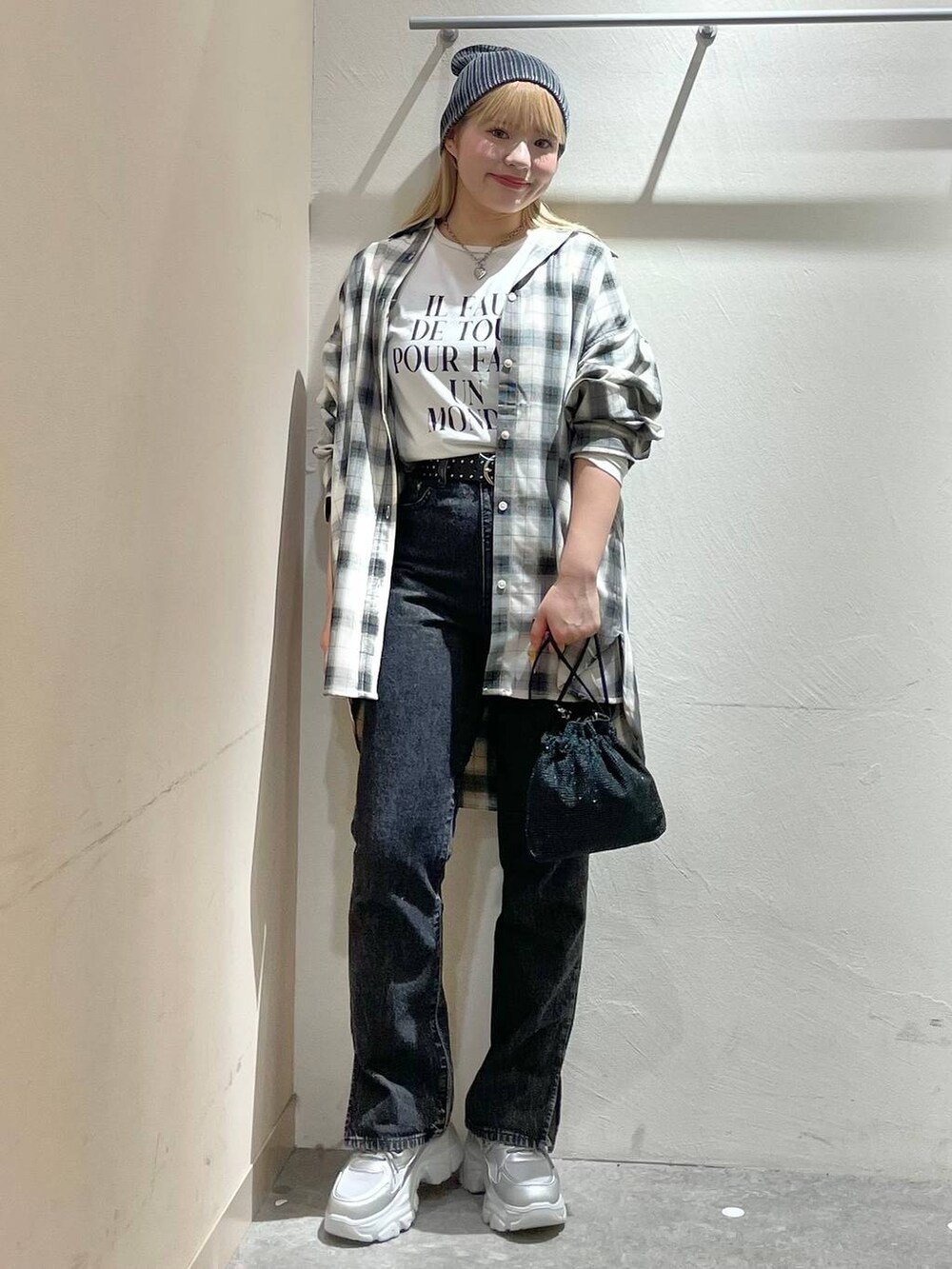 ホワイト系のシャツ/ブラウス、ブラック系のデニムパンツ、シルバー系のスニーカーを着用したレディースの夏コーディネートの5枚目の写真